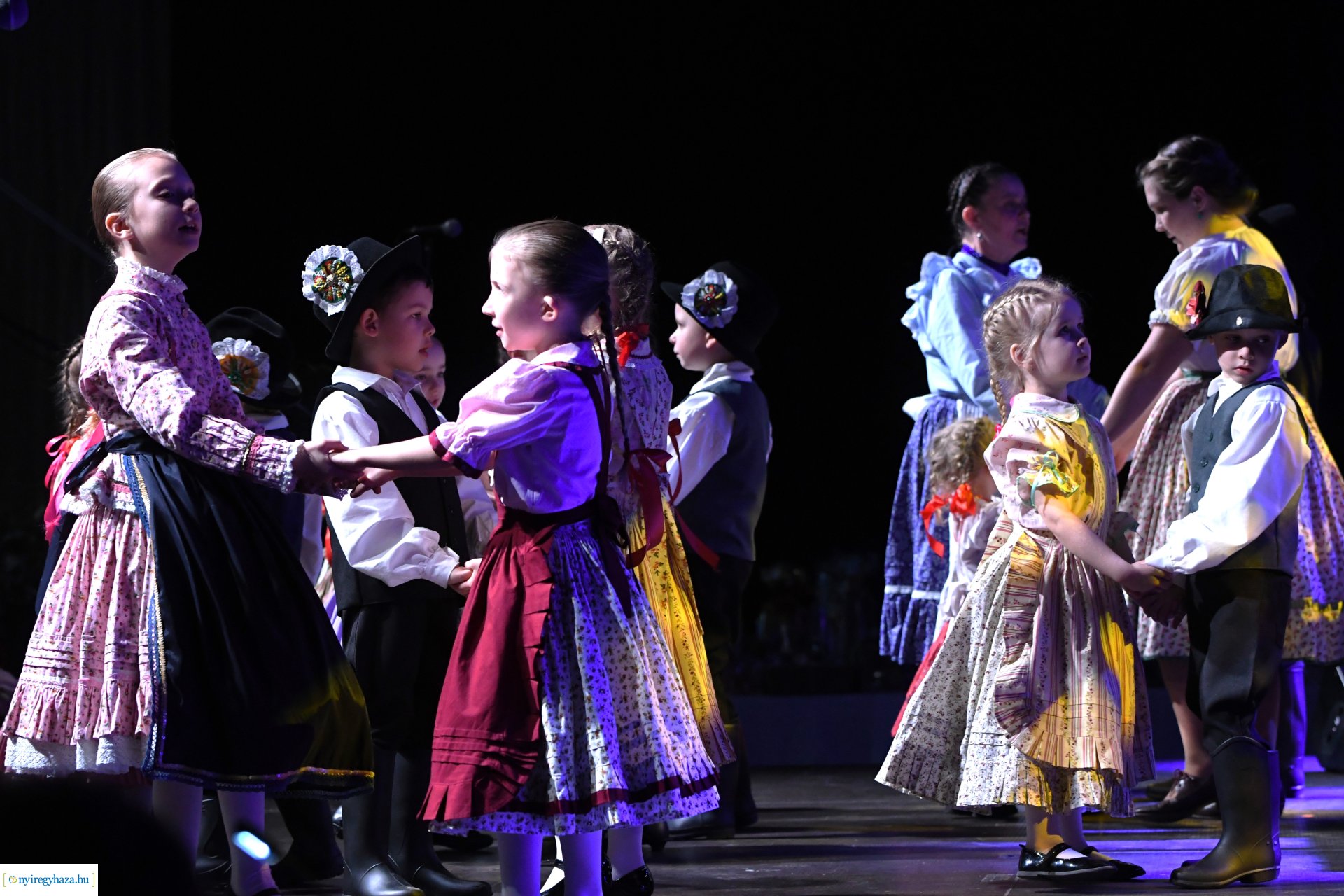 Az Eszterlánc óvoda gyermekeiért báloztak