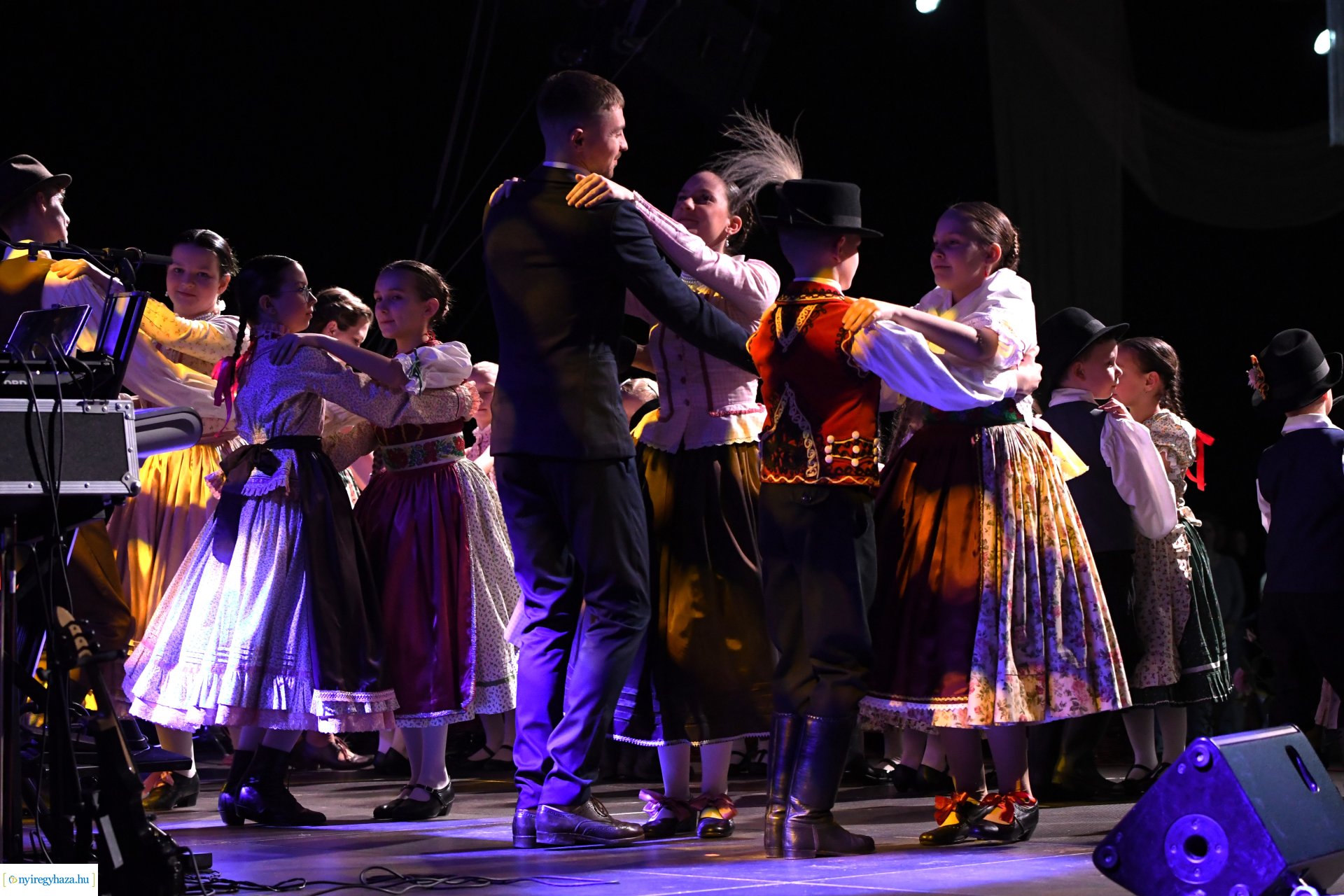 Az Eszterlánc óvoda gyermekeiért báloztak