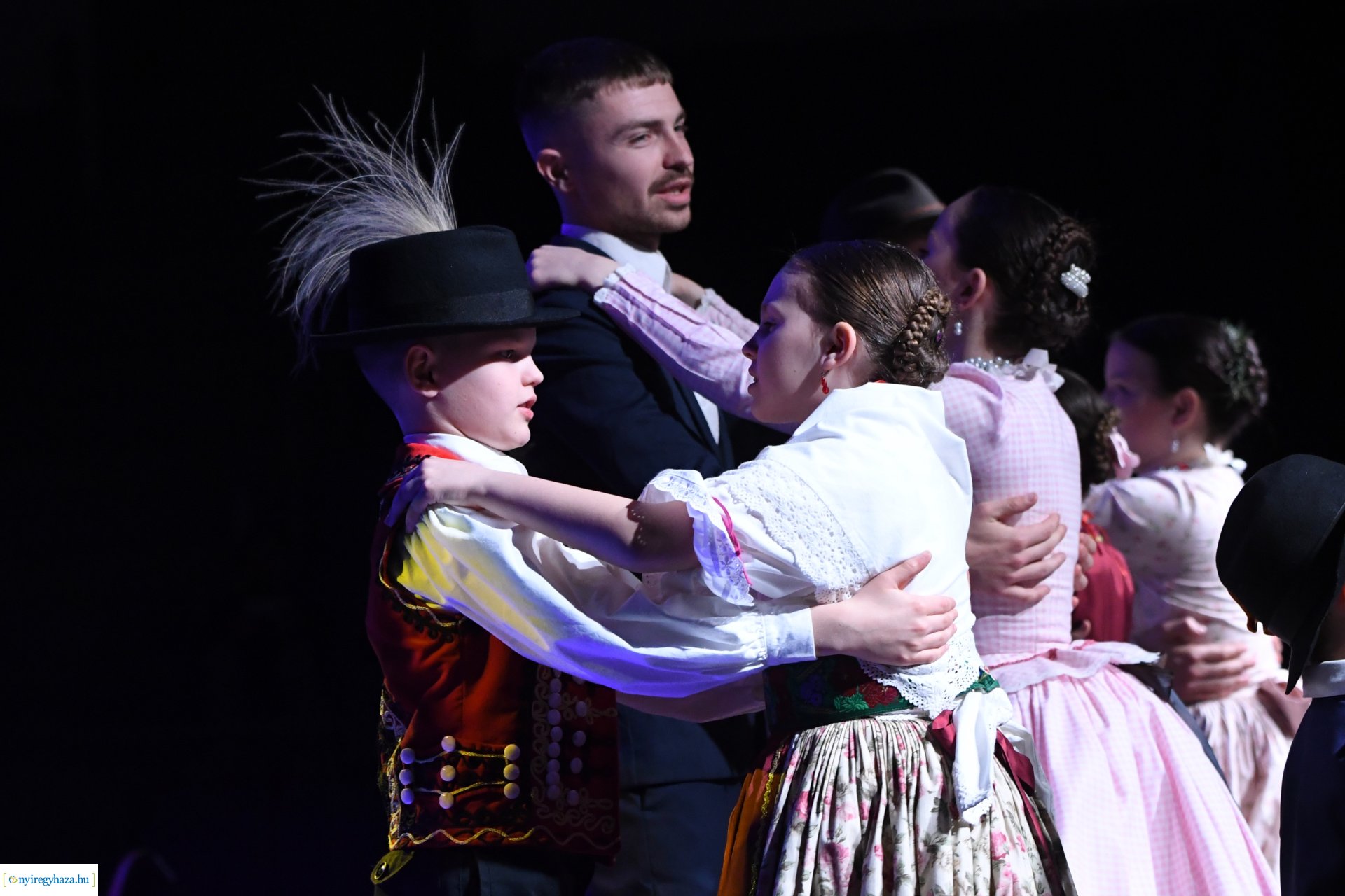 Az Eszterlánc óvoda gyermekeiért báloztak