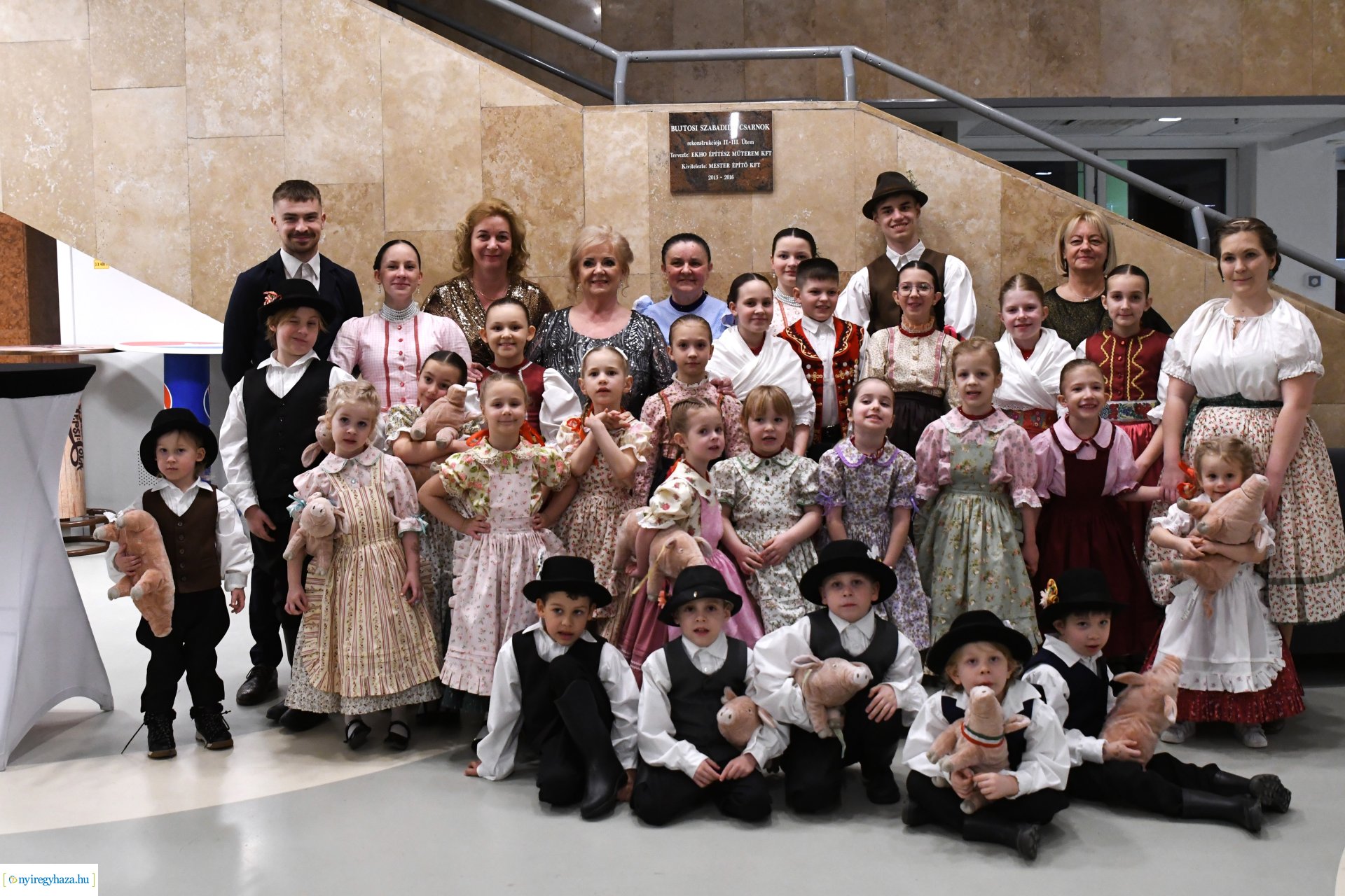 Az Eszterlánc óvoda gyermekeiért báloztak