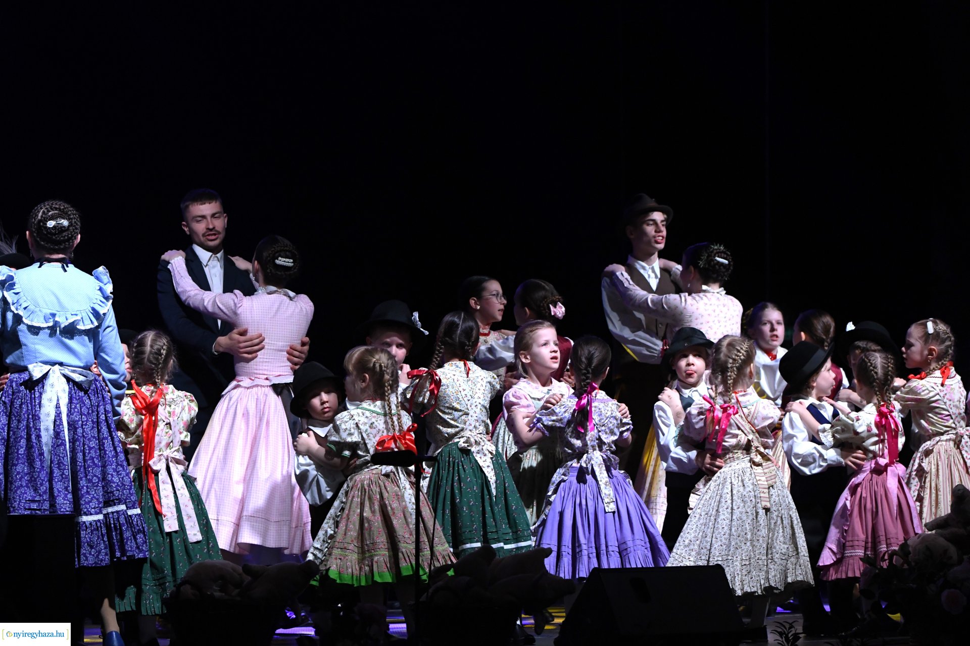 Az Eszterlánc óvoda gyermekeiért báloztak