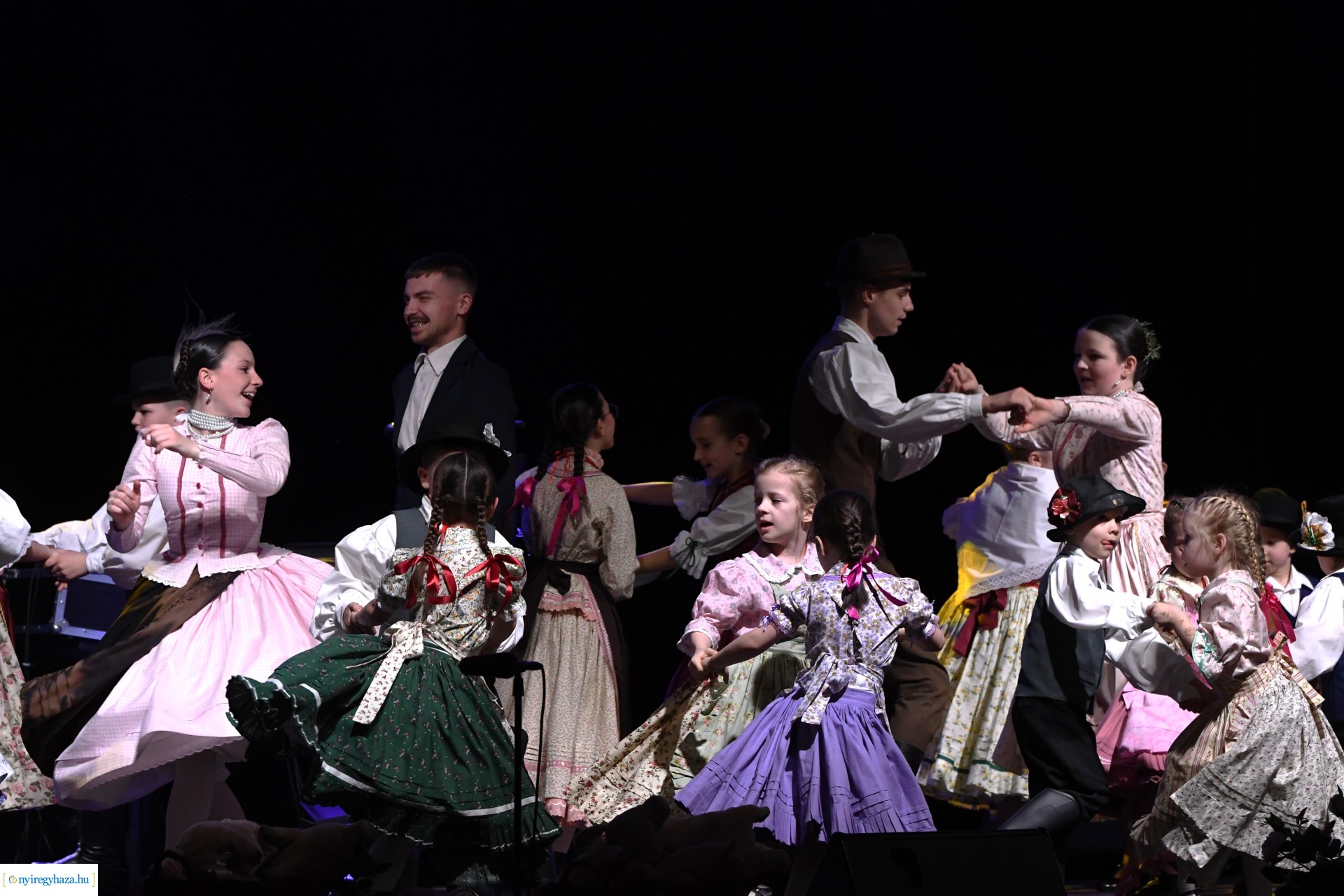 Az Eszterlánc óvoda gyermekeiért báloztak