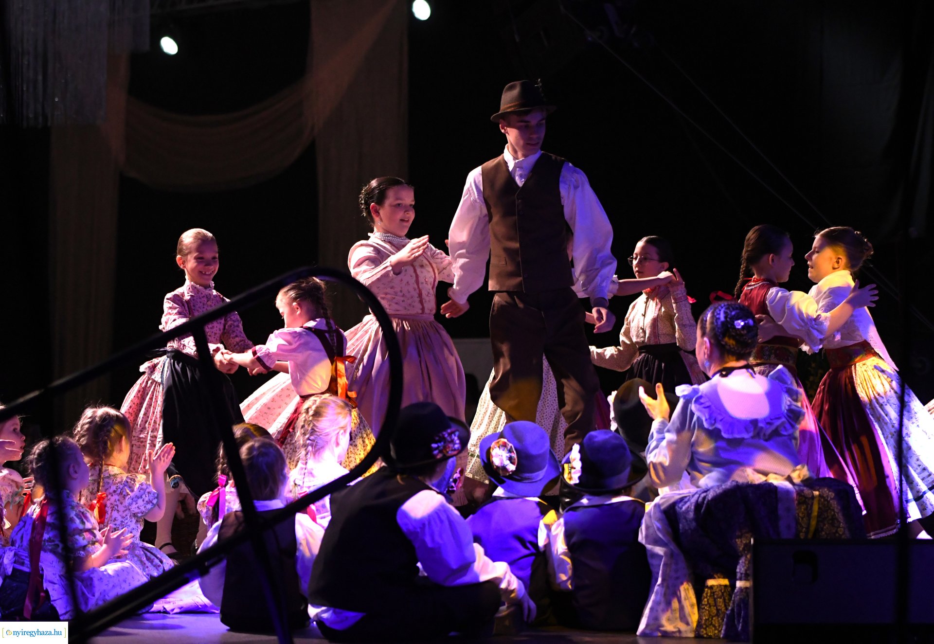 Az Eszterlánc óvoda gyermekeiért báloztak