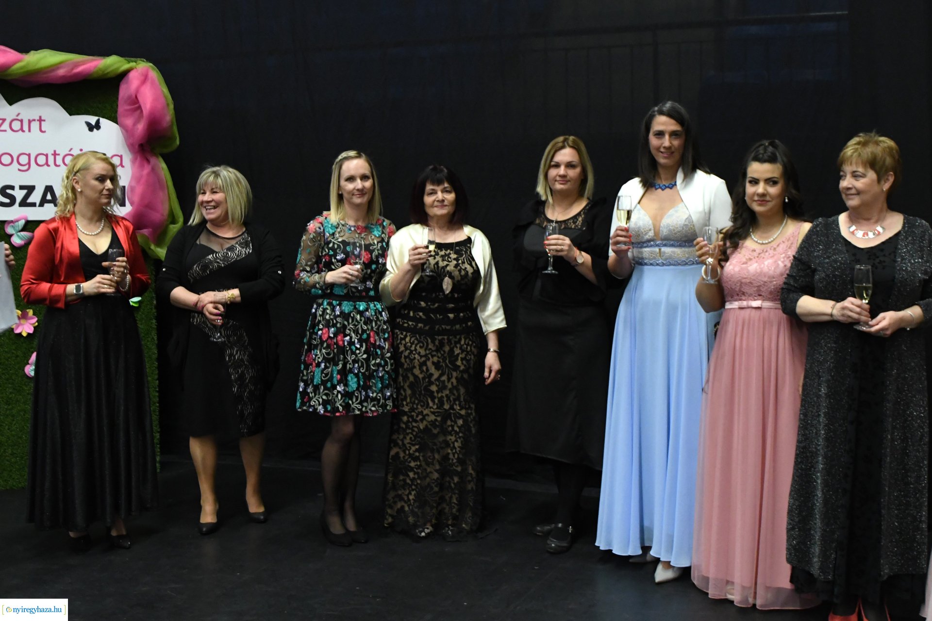 Az Eszterlánc óvoda gyermekeiért báloztak