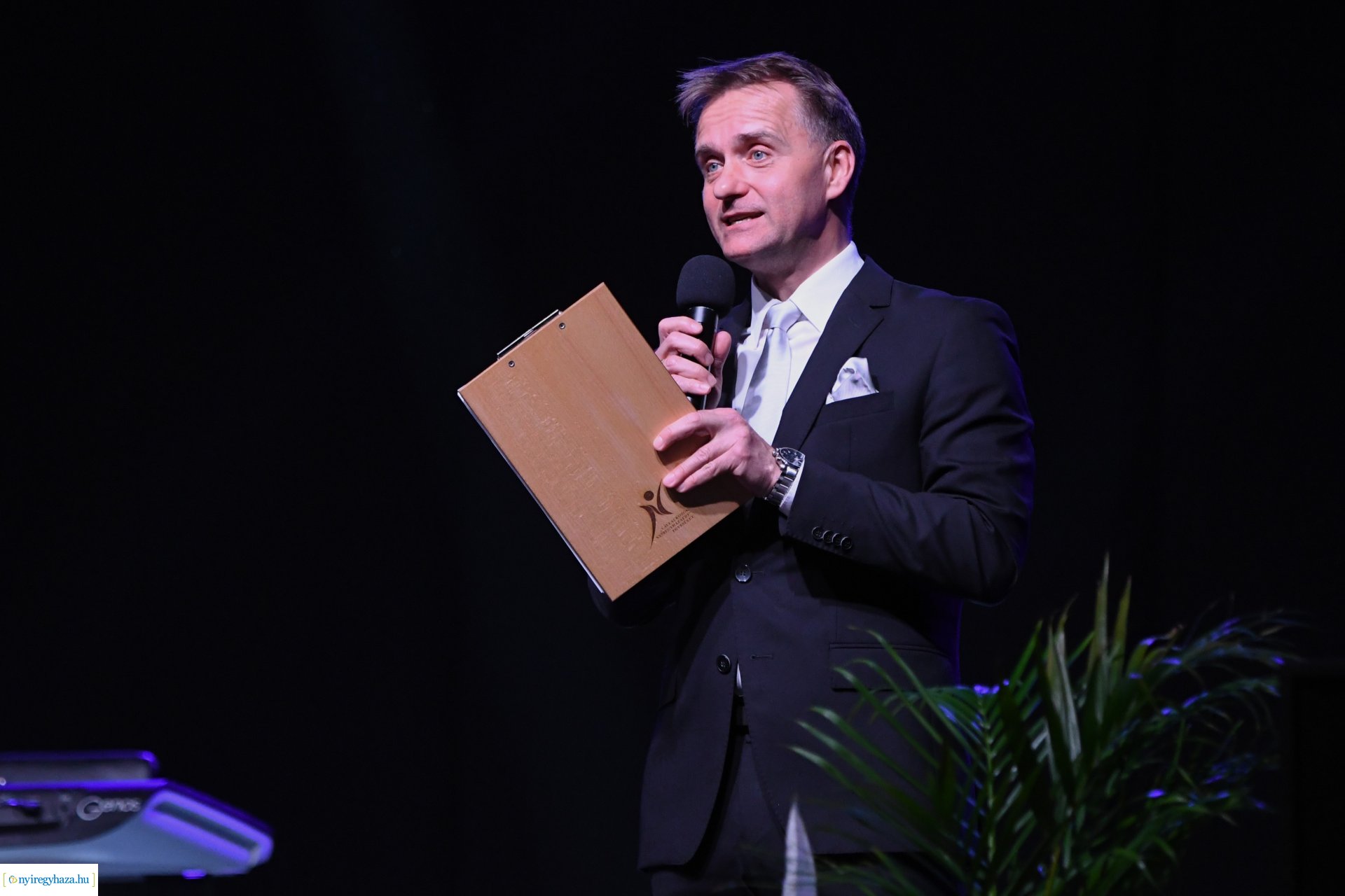 Az Eszterlánc óvoda gyermekeiért báloztak