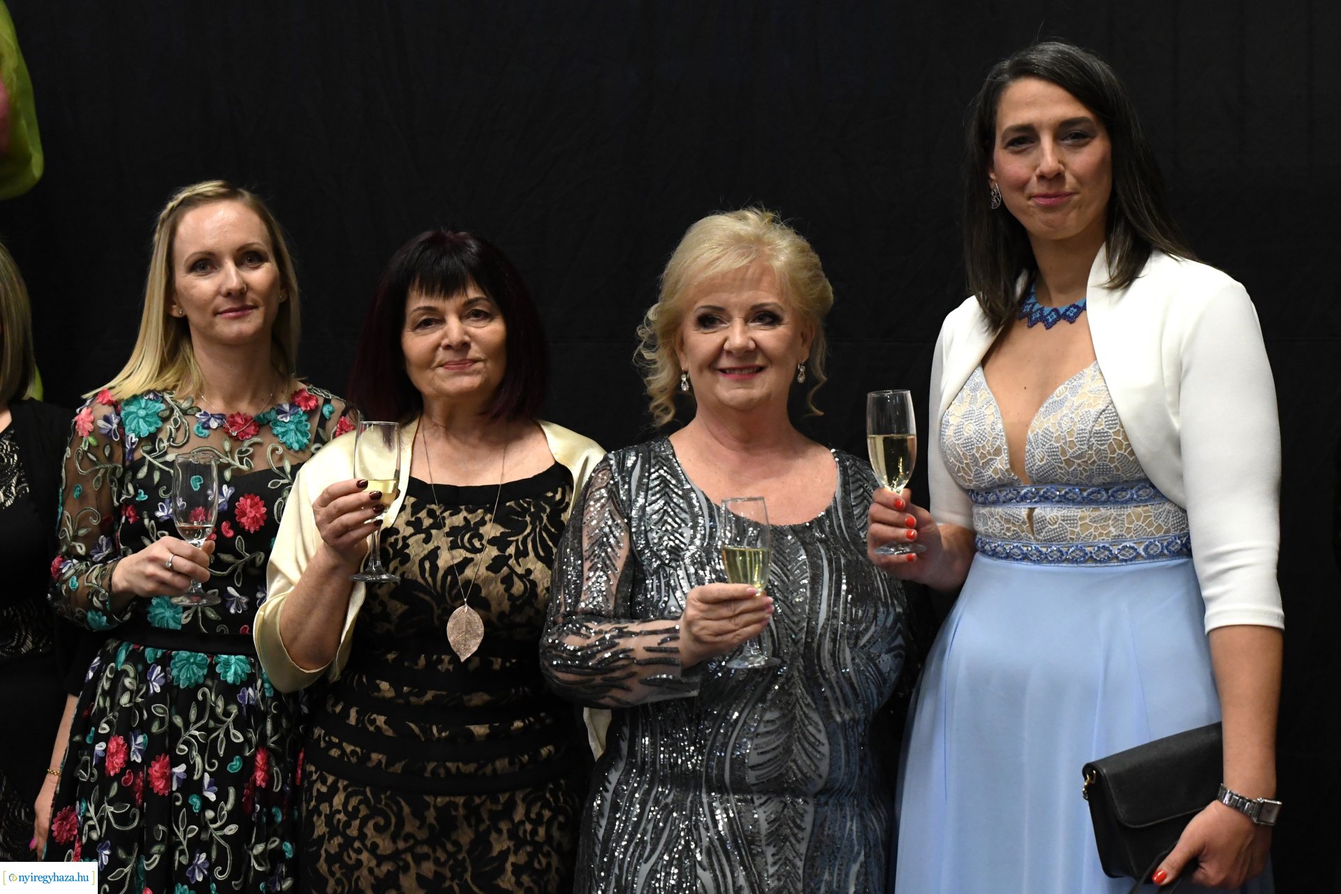 Az Eszterlánc óvoda gyermekeiért báloztak