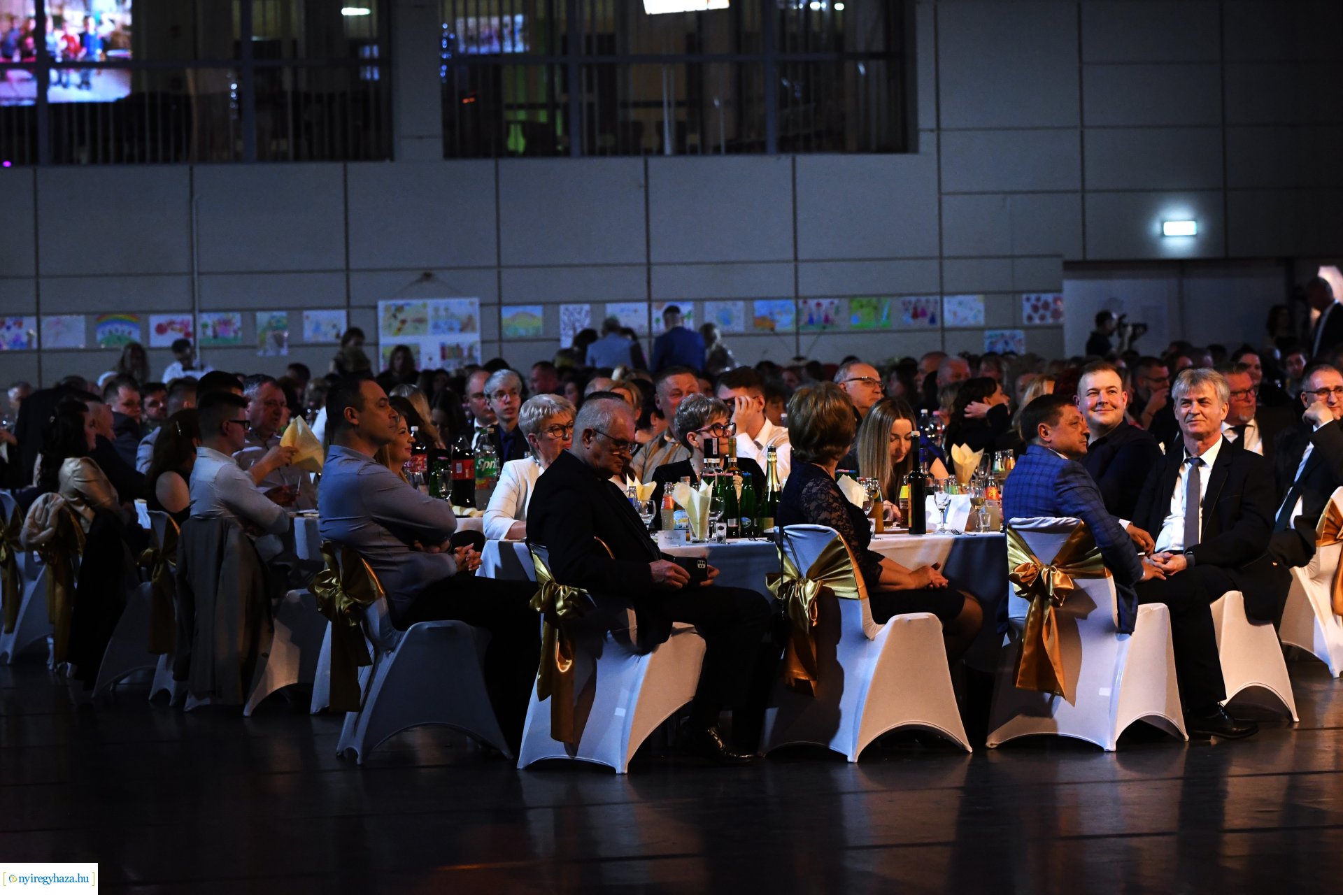 Az Eszterlánc óvoda gyermekeiért báloztak