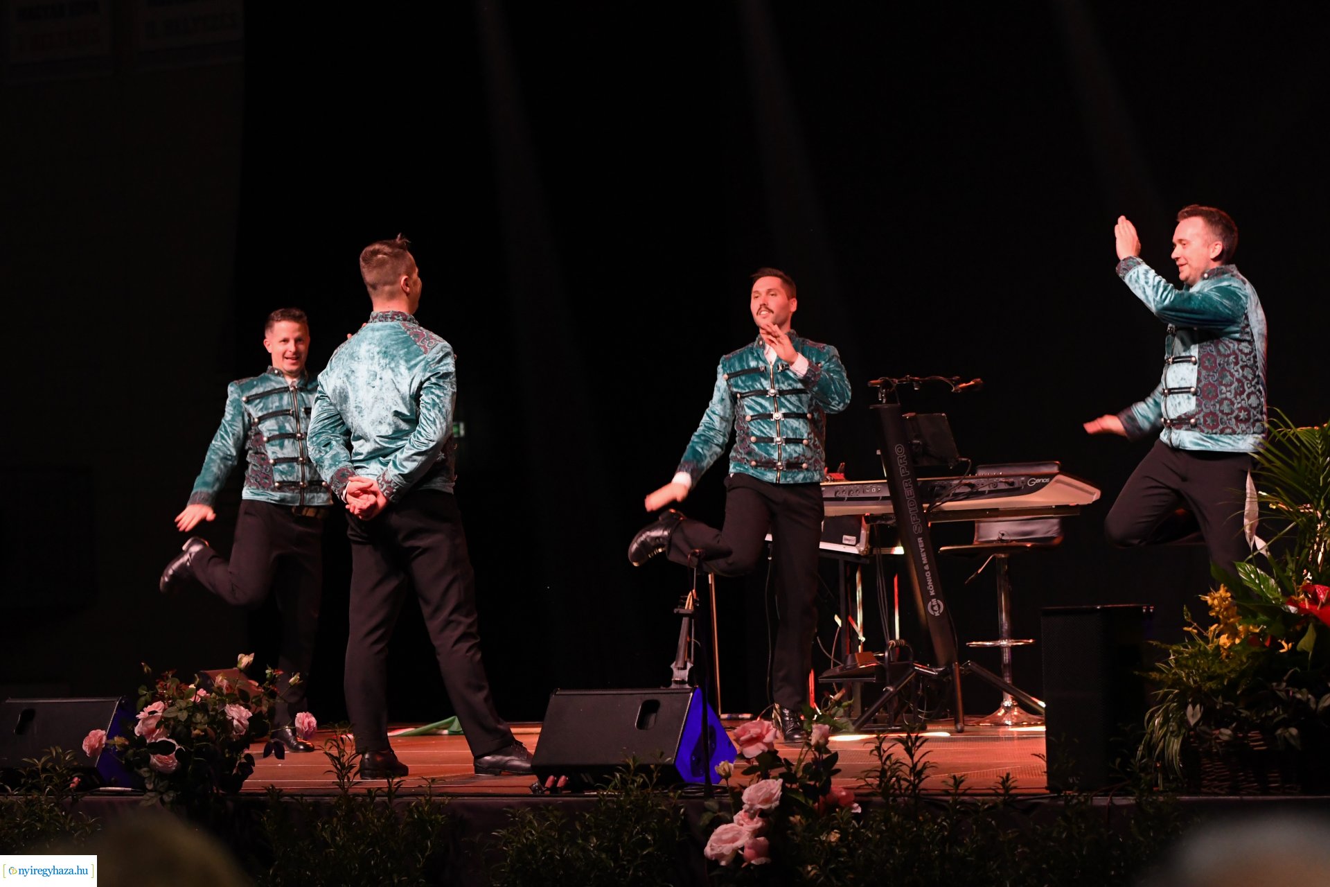 Az Eszterlánc óvoda gyermekeiért báloztak