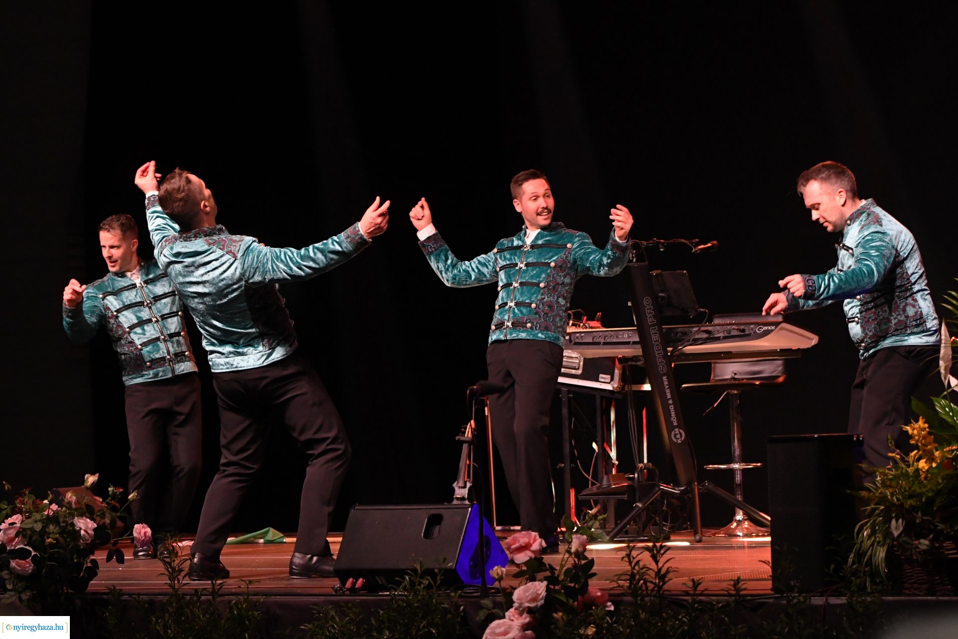 Az Eszterlánc óvoda gyermekeiért báloztak