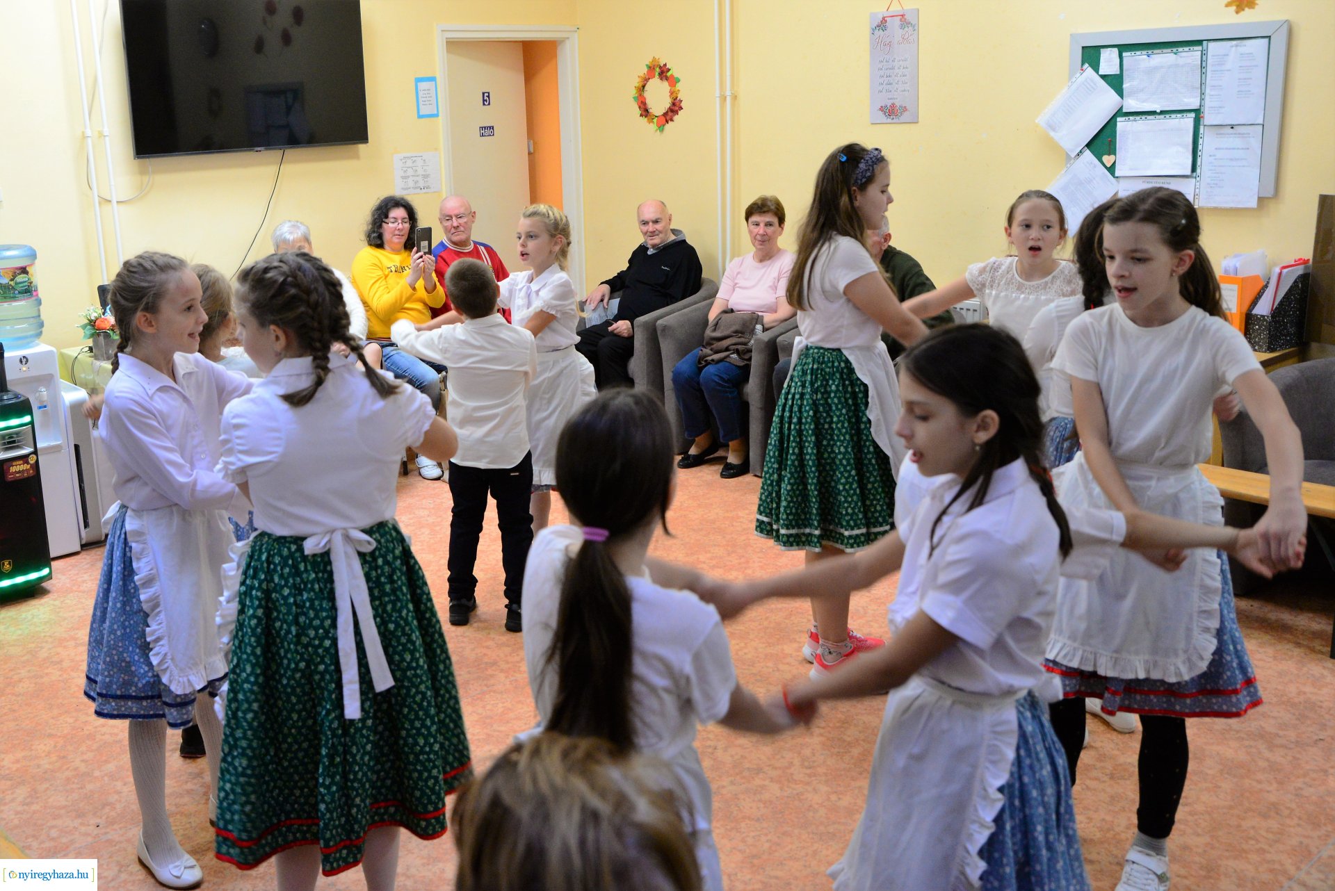 Az Idősek otthona lakóit köszöntötték Oroson