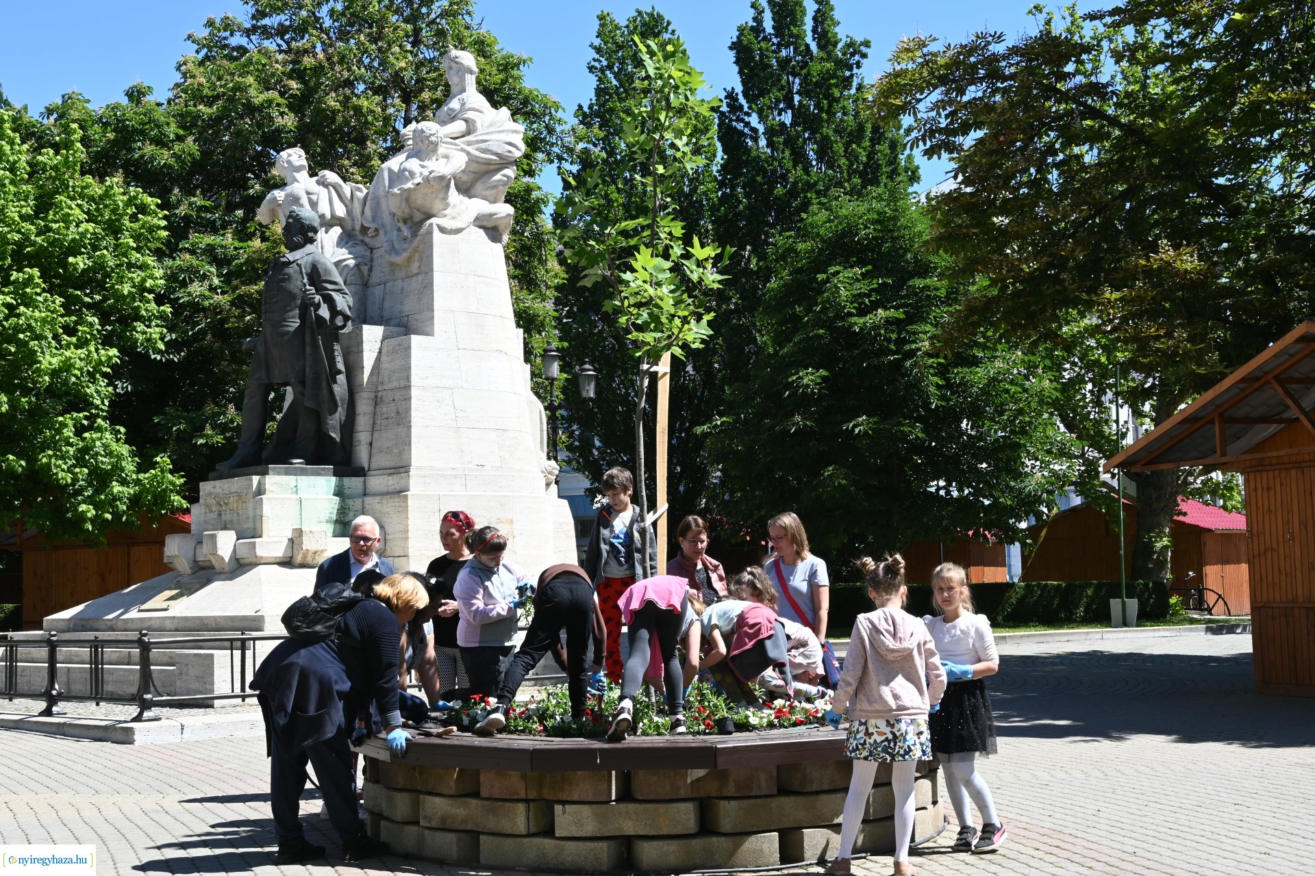 Az ÖKOSuli program keretében a belvárost virágosították a Petőfisek