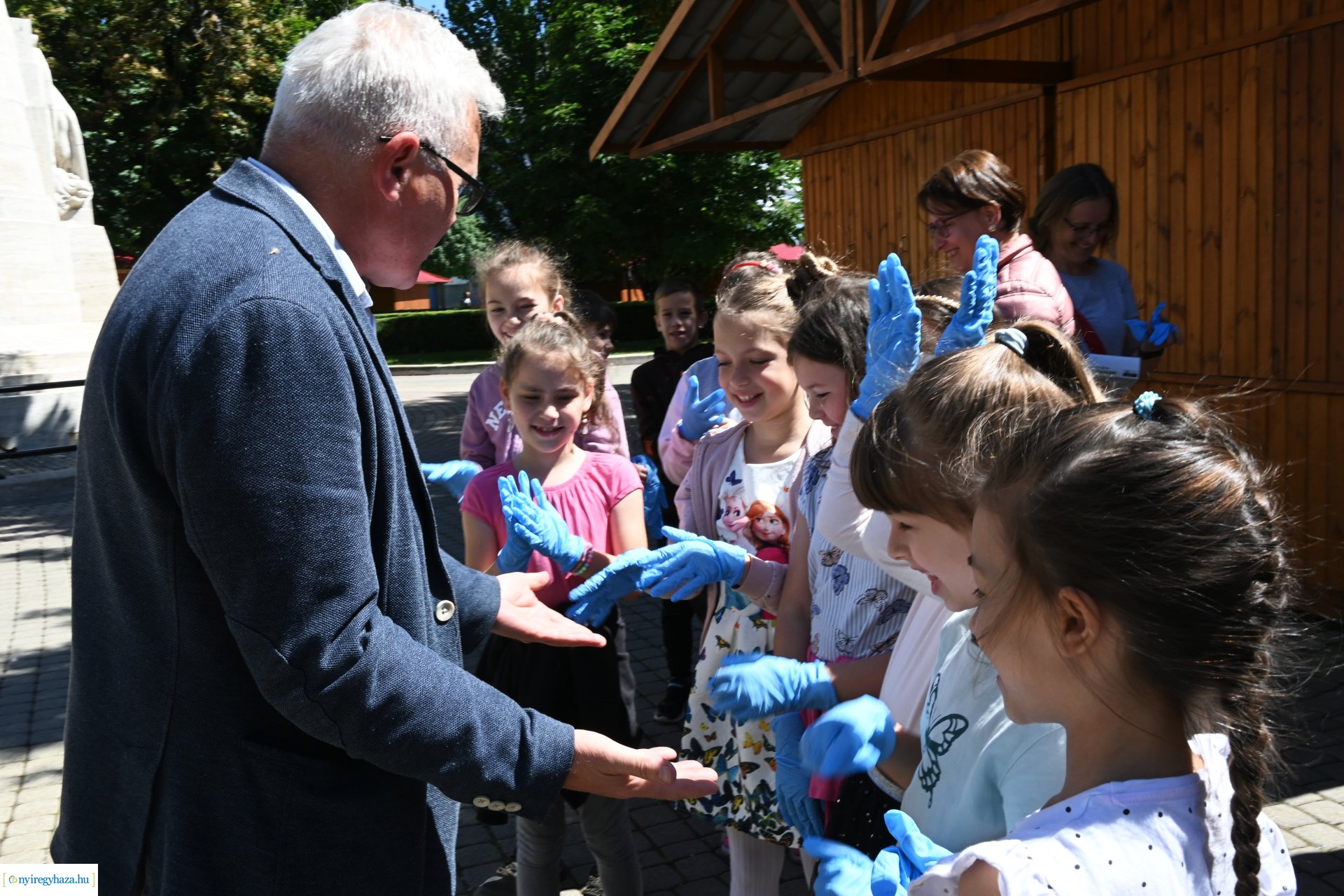 Az ÖKOSuli program keretében a belvárost virágosították a Petőfisek