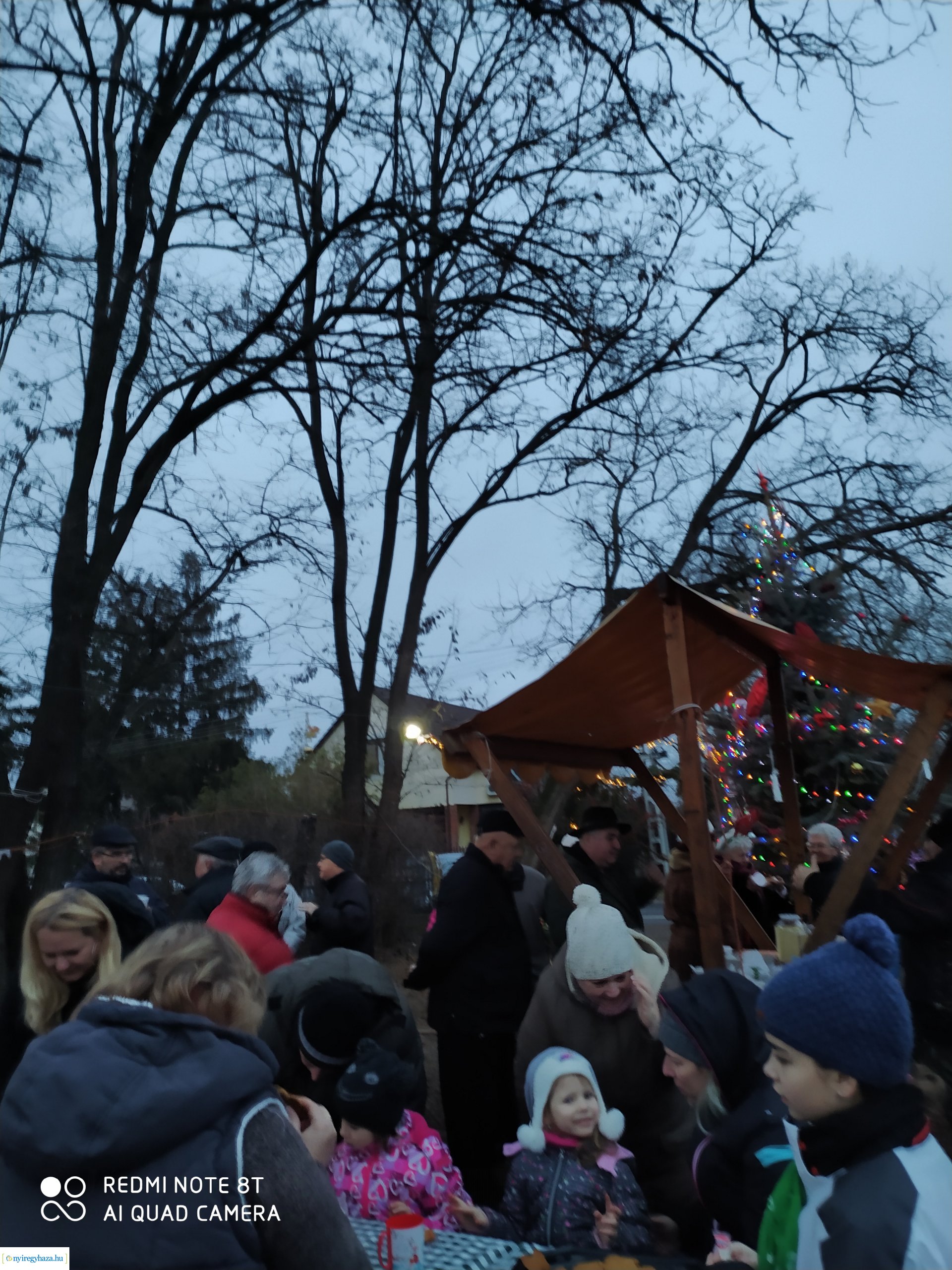 Az orosi adventi koszorún is meggyújtották a harmadik gyertyát a hétvégén