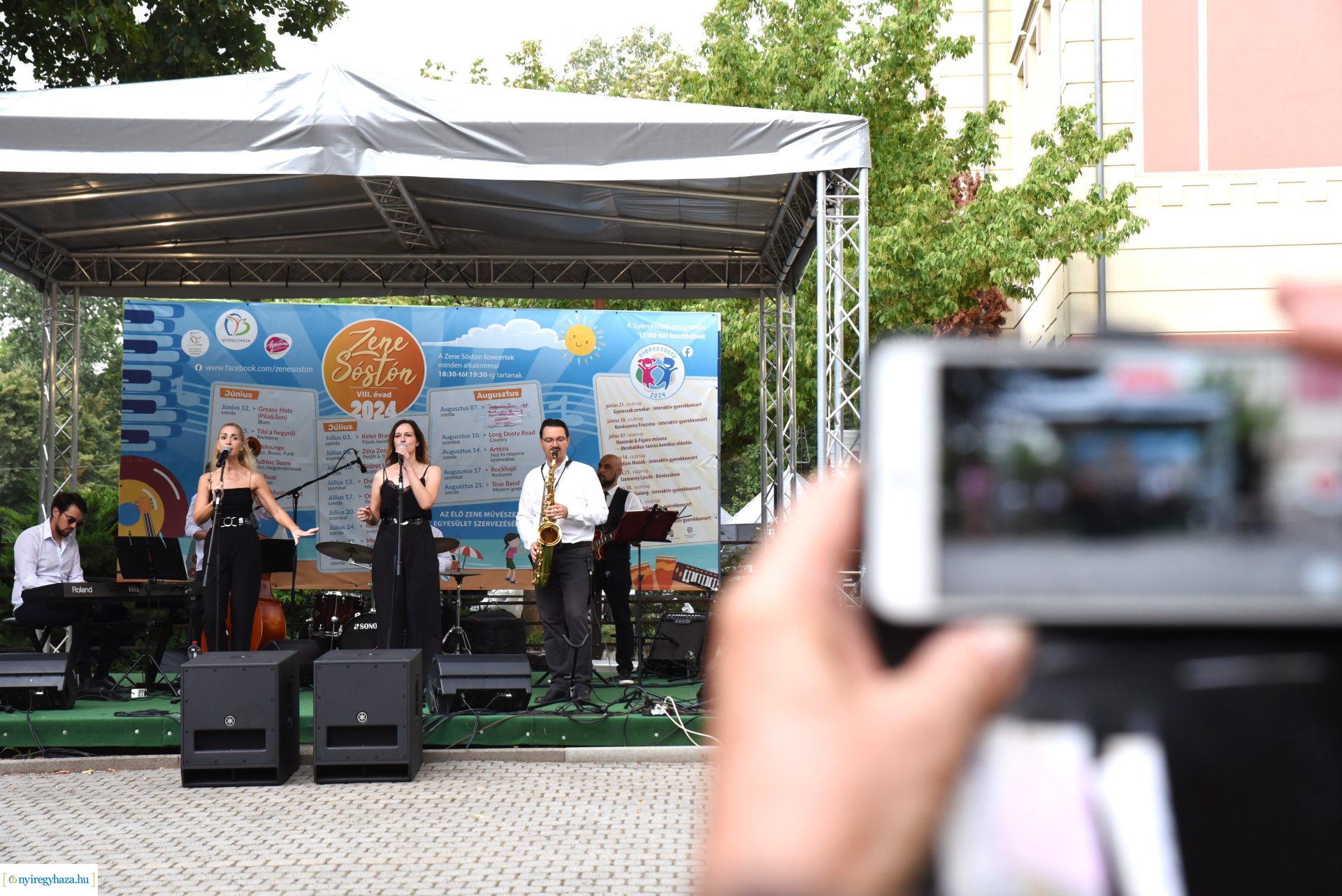 Az Orpheum Madams koncerje a Zene Sóstón programsorozat színpadán