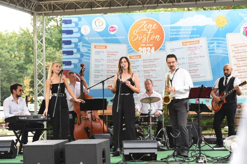 Az Orpheum Madams koncerje a Zene Sóstón programsorozat színpadán