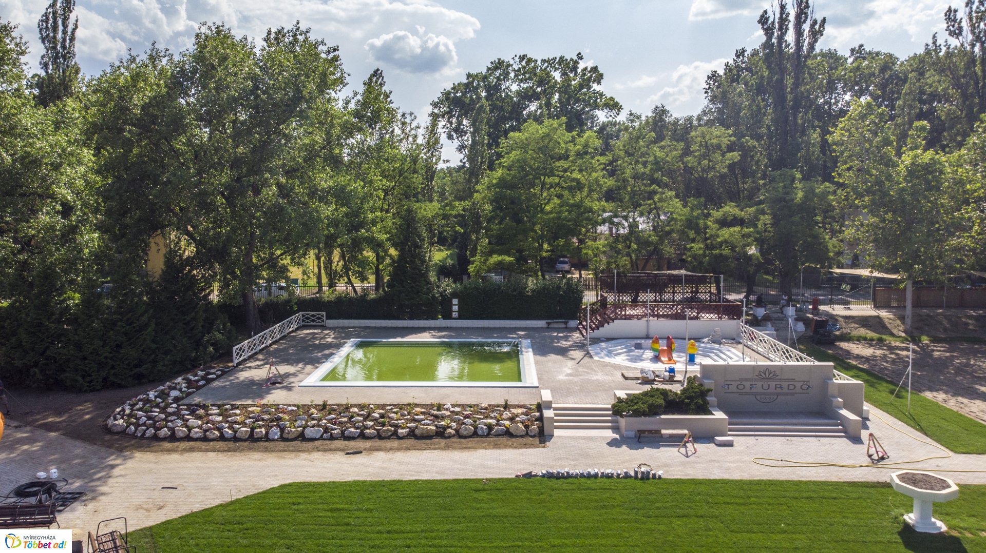 Az utolsó simításokat végzik a megújult Tófürdőben