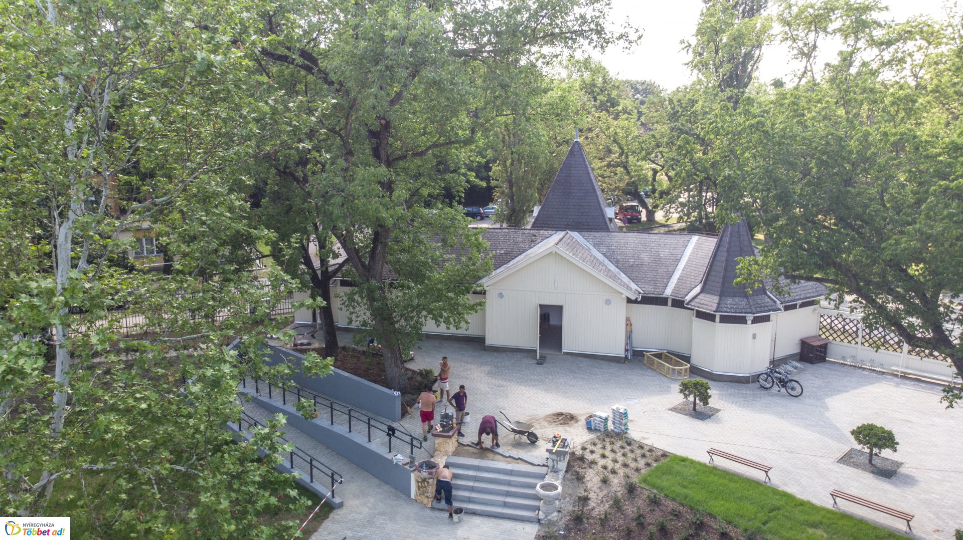 Az utolsó simításokat végzik a megújult Tófürdőben