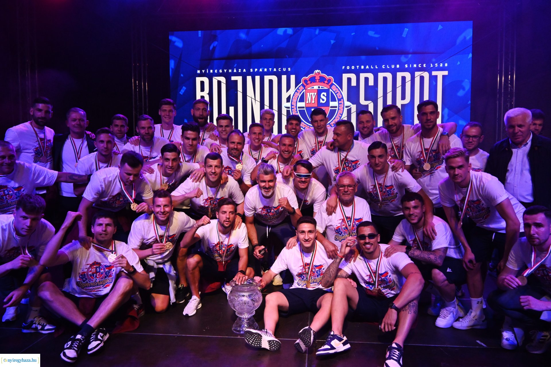 Bajnokavatás a Kossuth téren