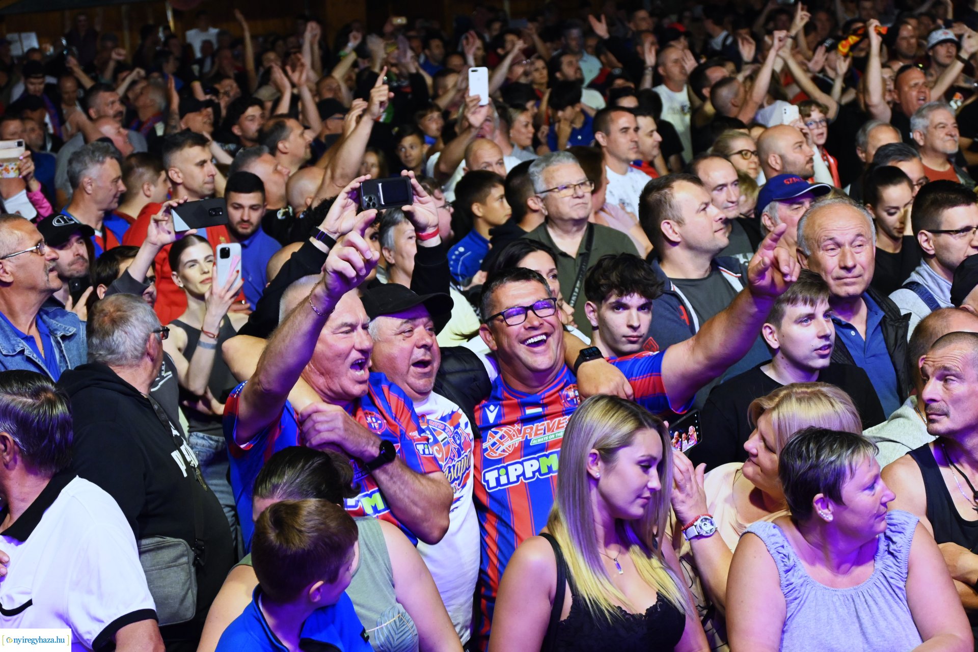 Bajnokavatás a Kossuth téren