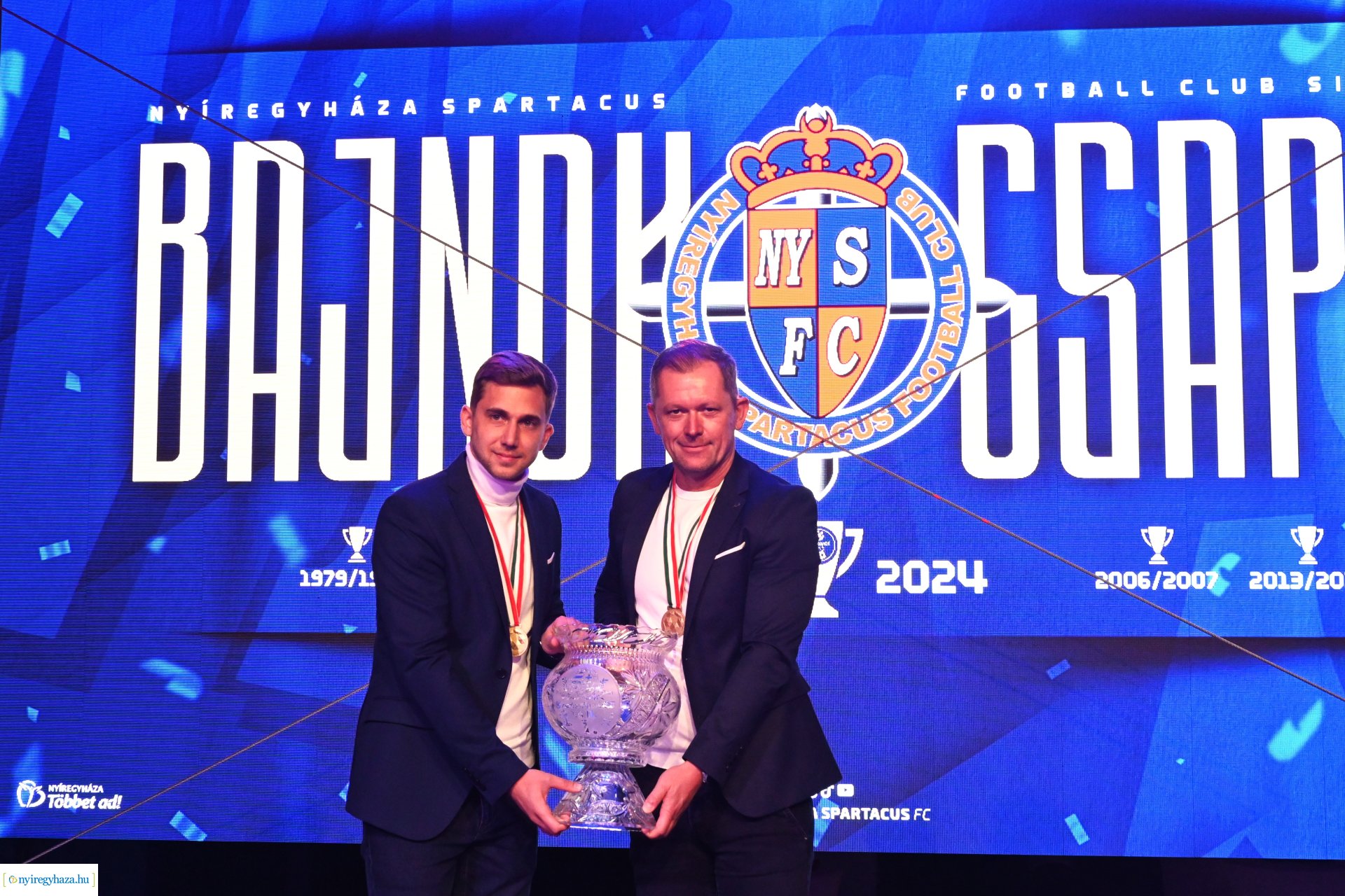 Bajnokavatás a Kossuth téren