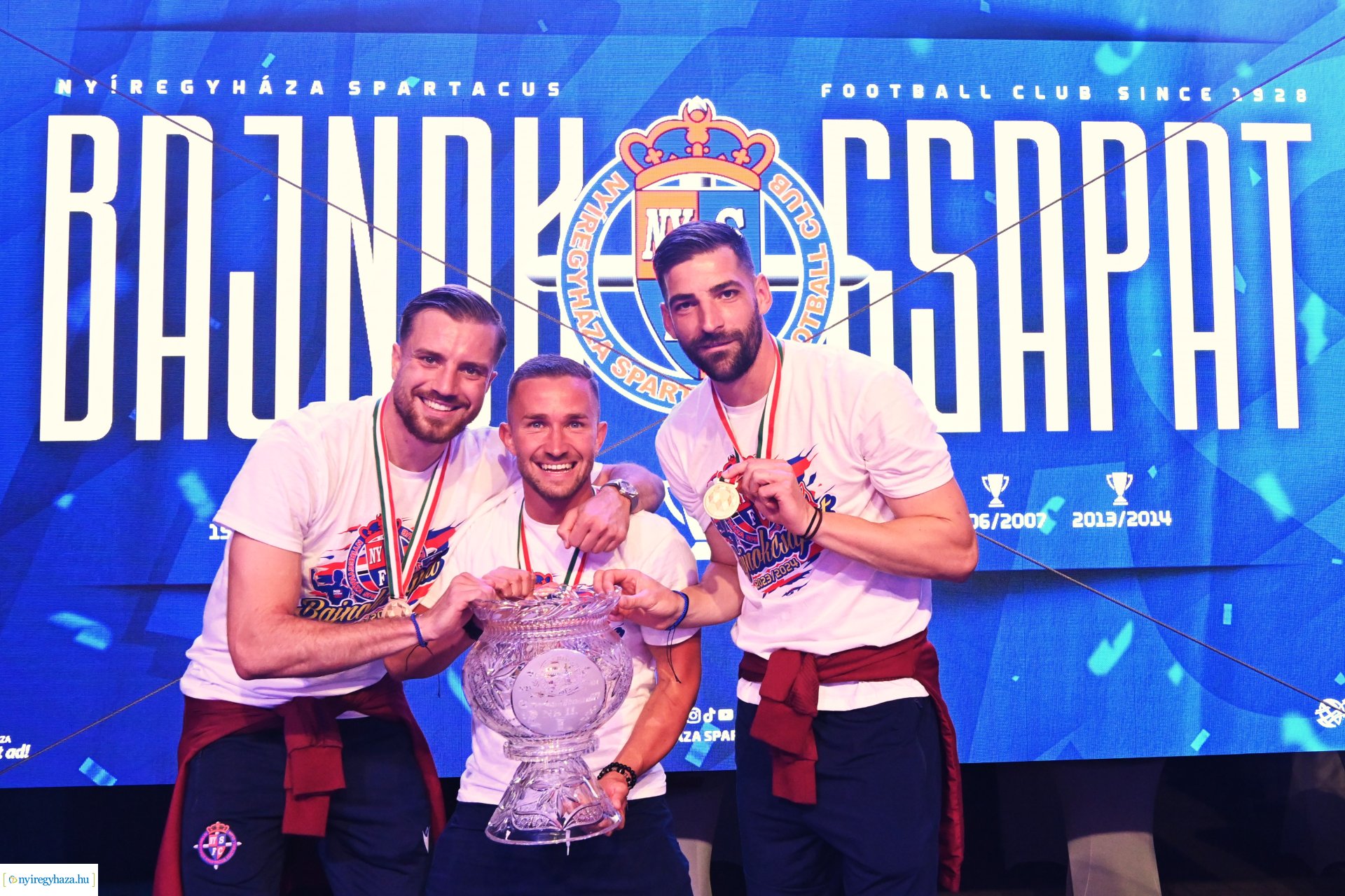 Bajnokavatás a Kossuth téren