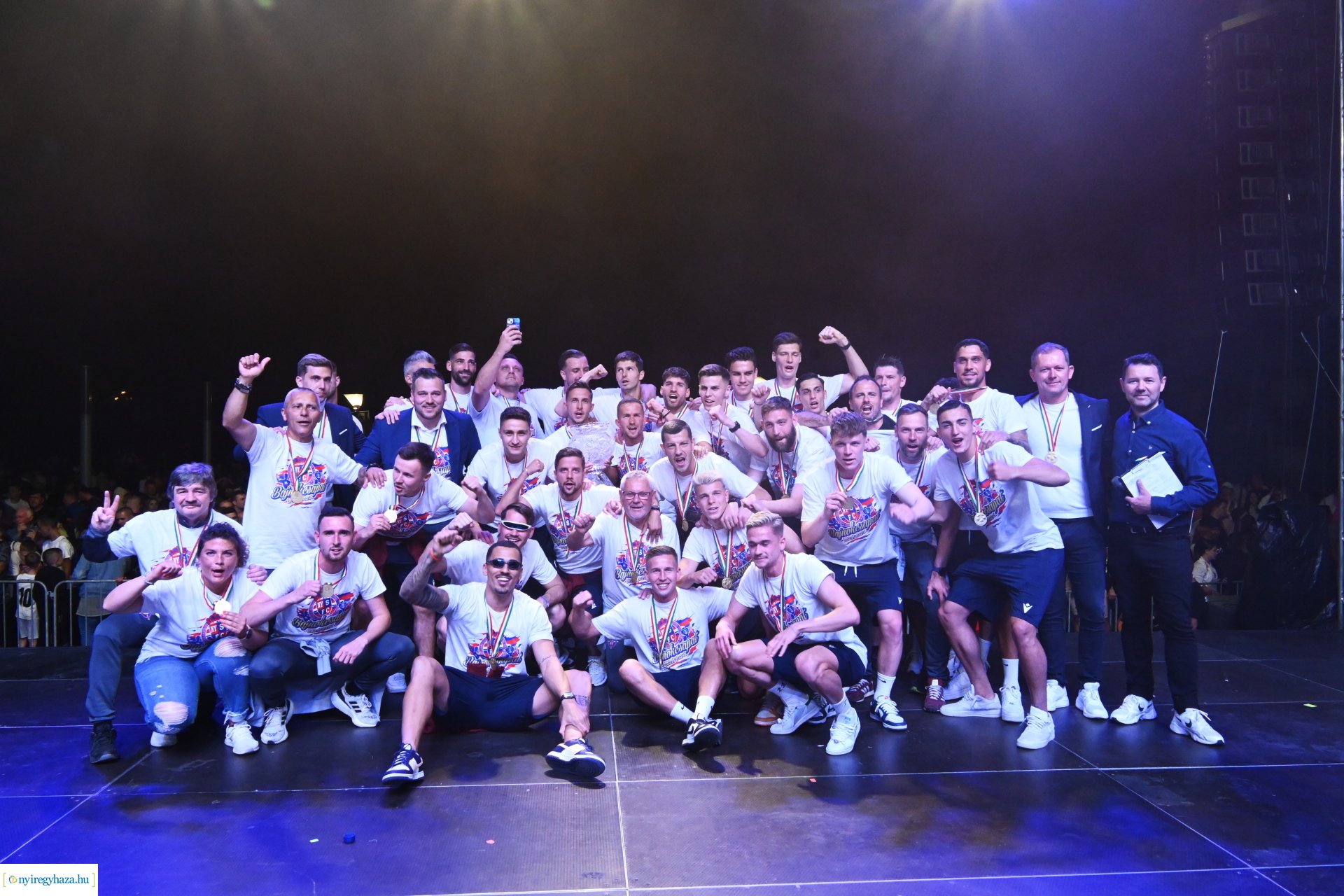 Bajnokavatás a Kossuth téren