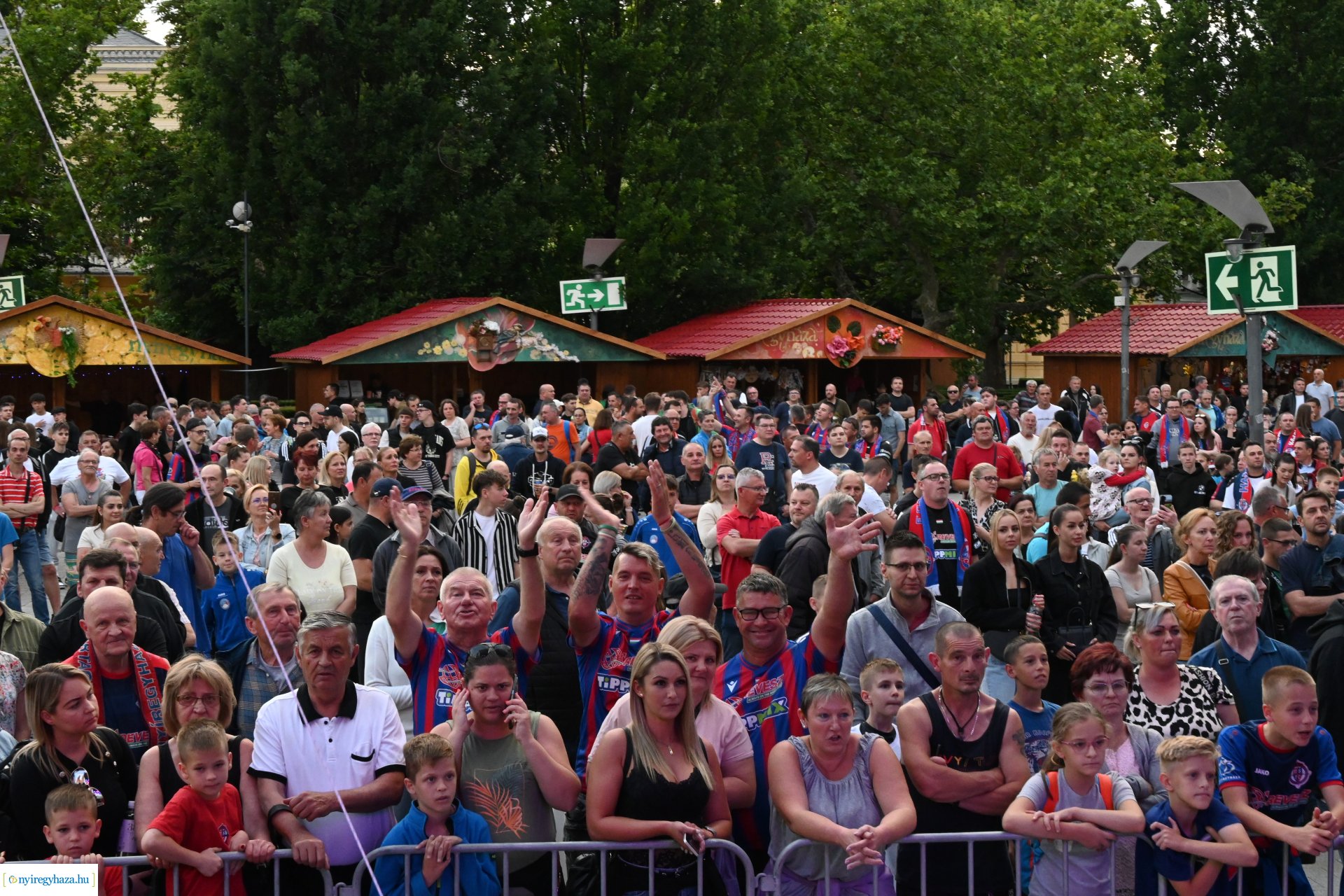 Bajnokavatás a Kossuth téren