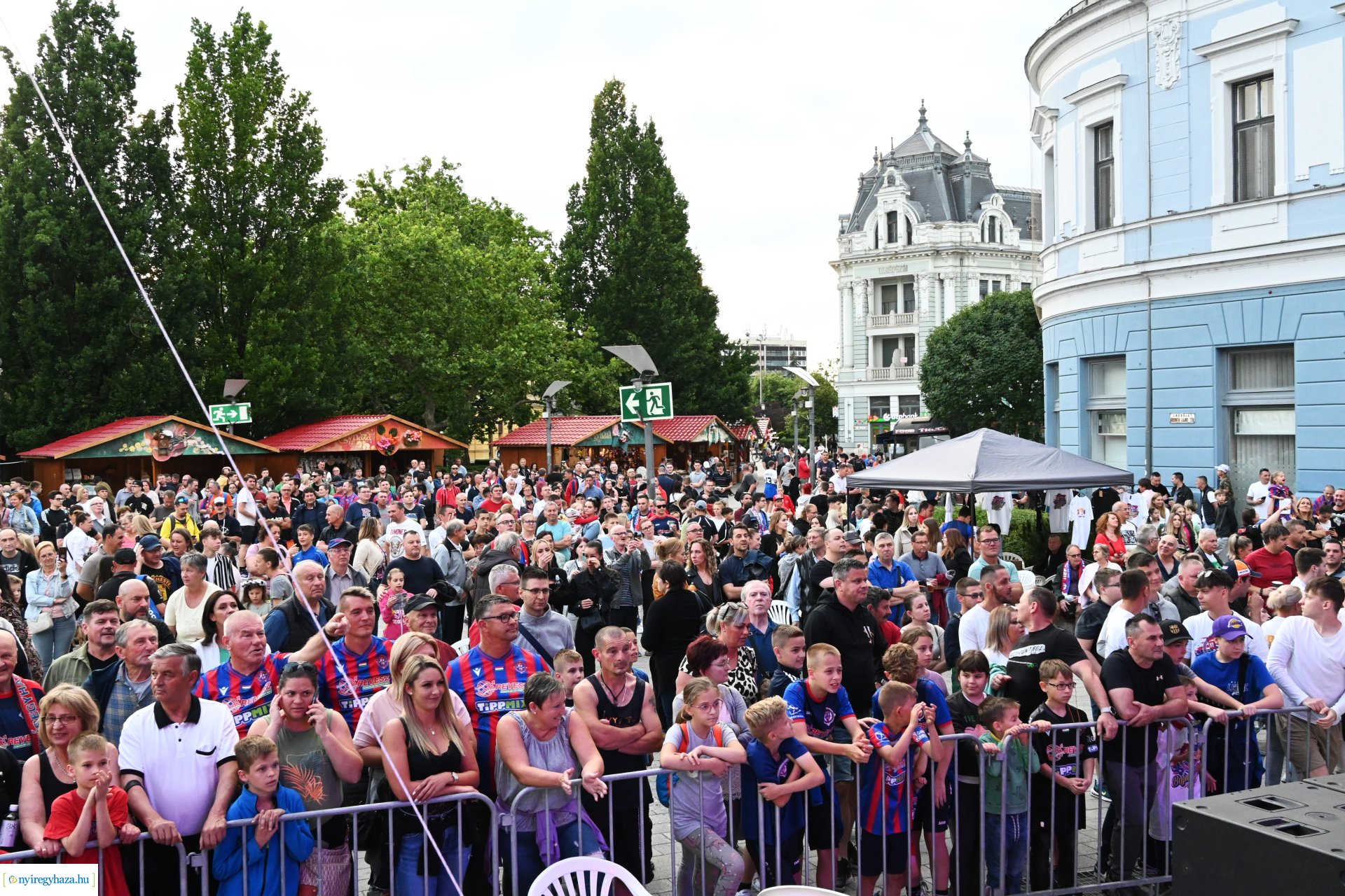 Bajnokavatás a Kossuth téren