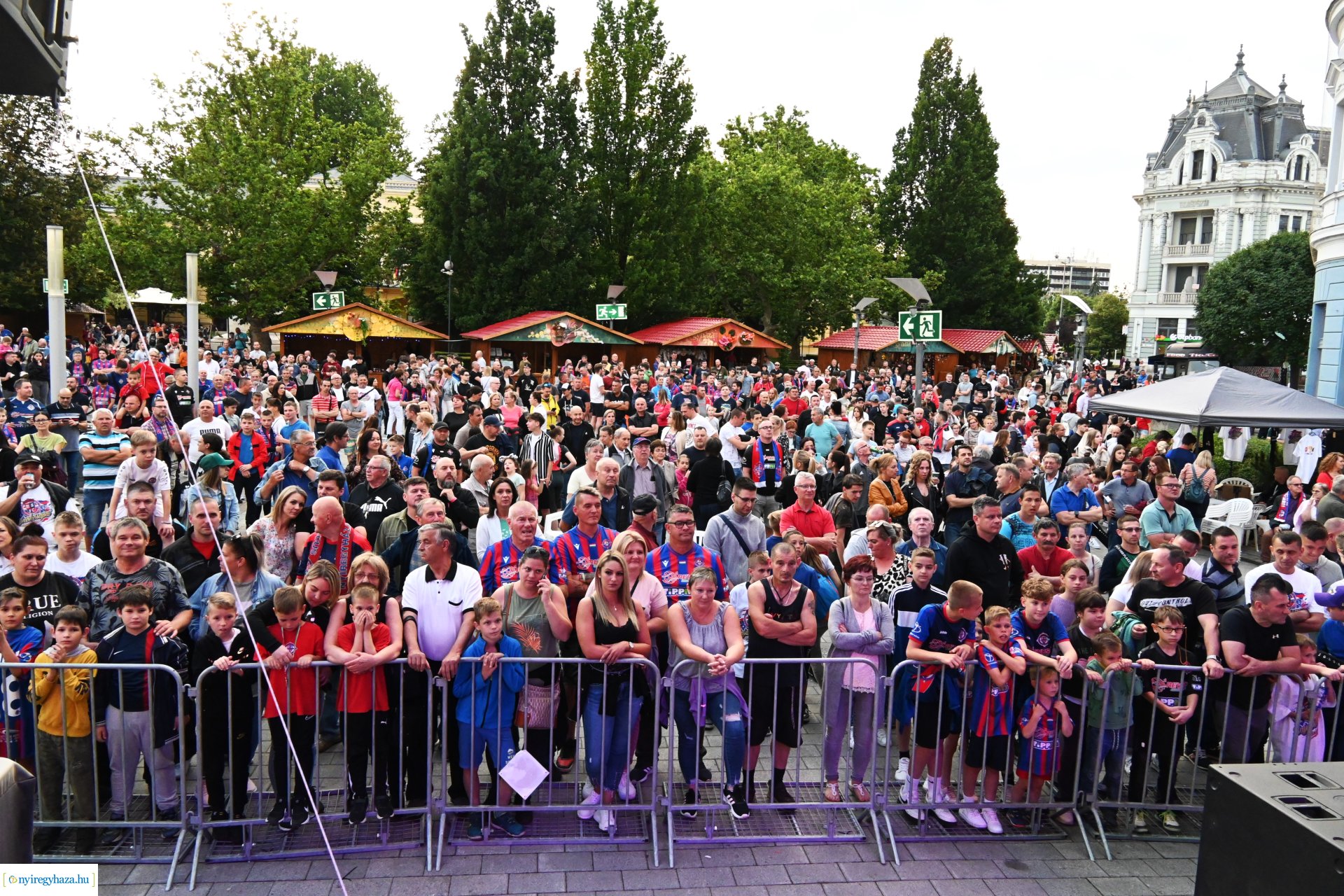 Bajnokavatás a Kossuth téren