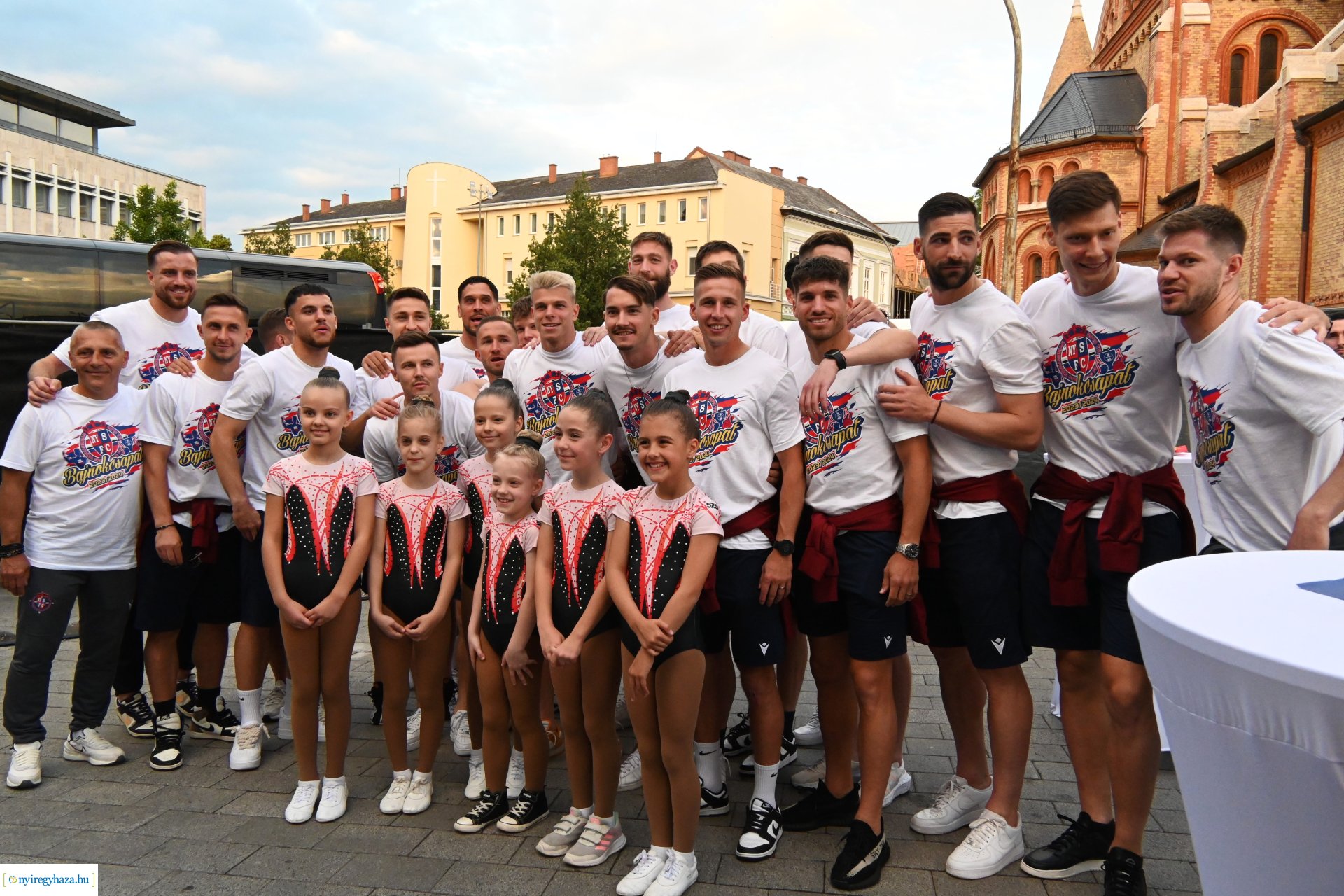 Bajnokavatás a Kossuth téren