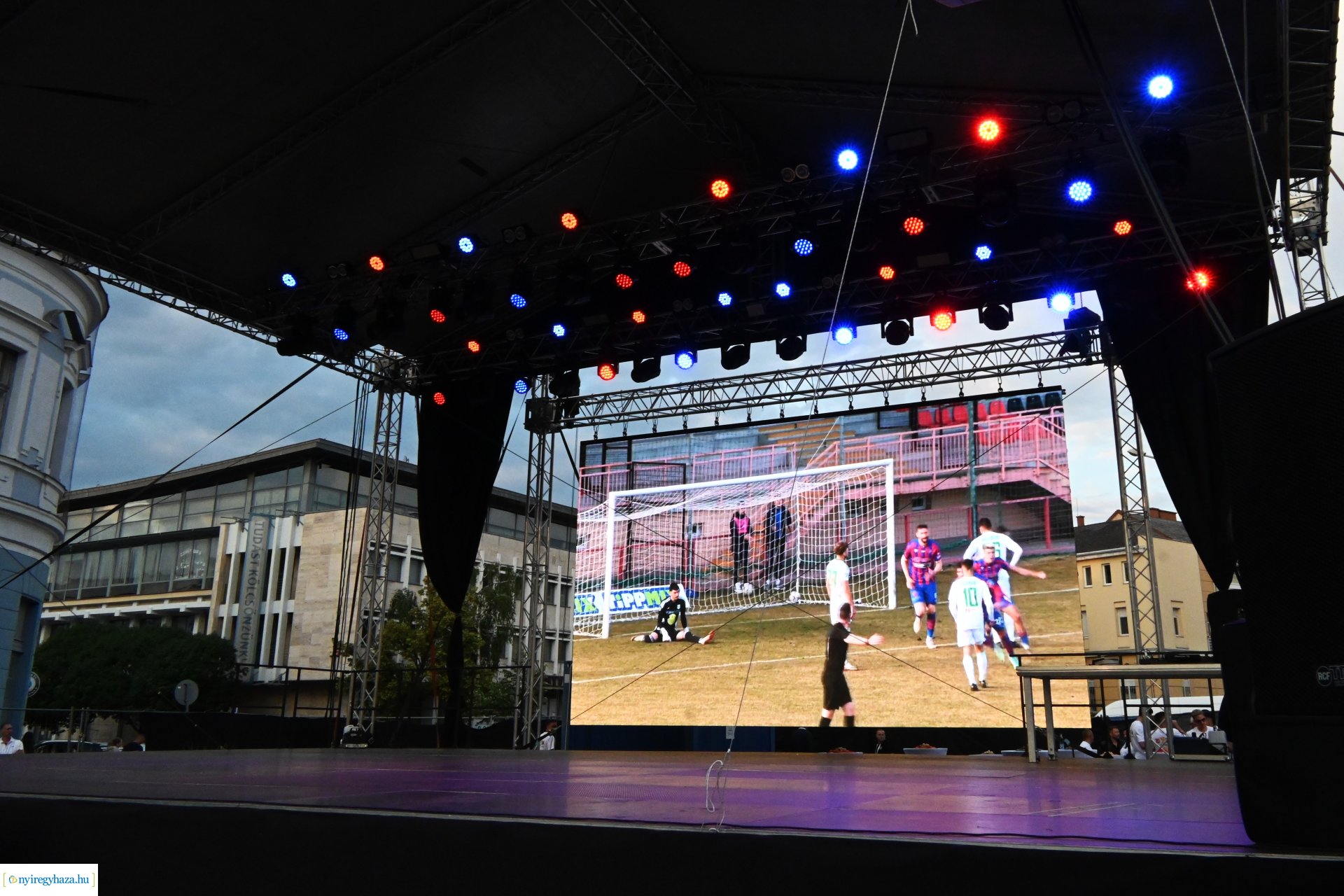 Bajnokavatás a Kossuth téren