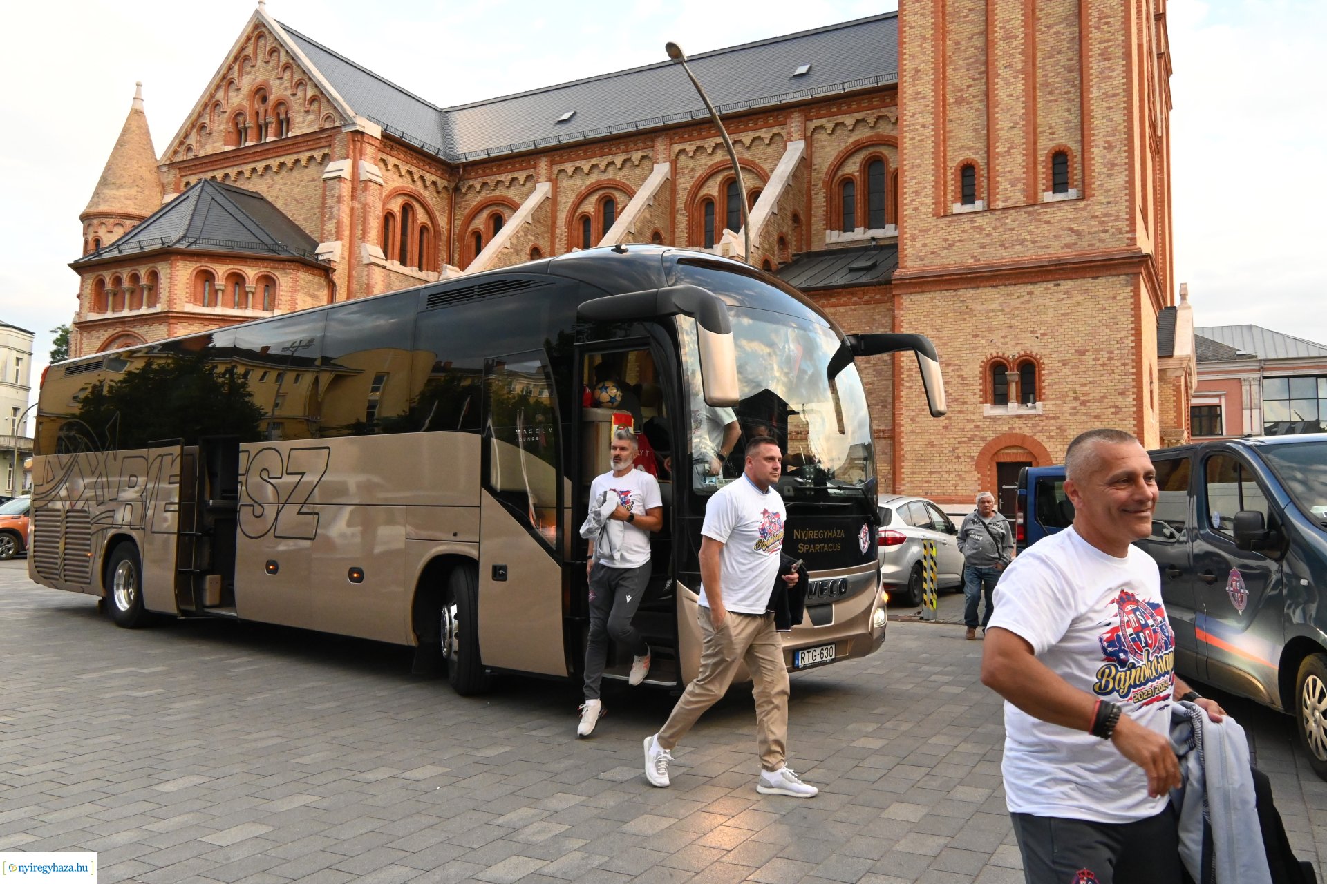 Bajnokavatás a Kossuth téren