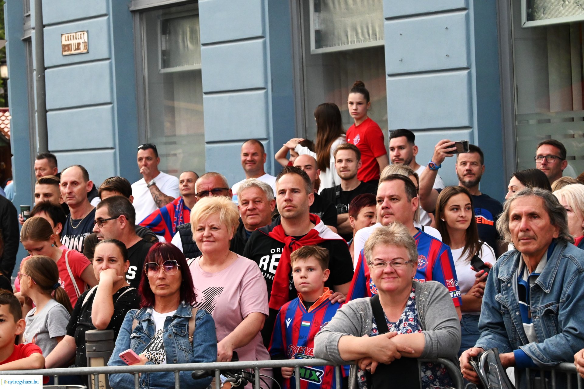 Bajnokavatás a Kossuth téren