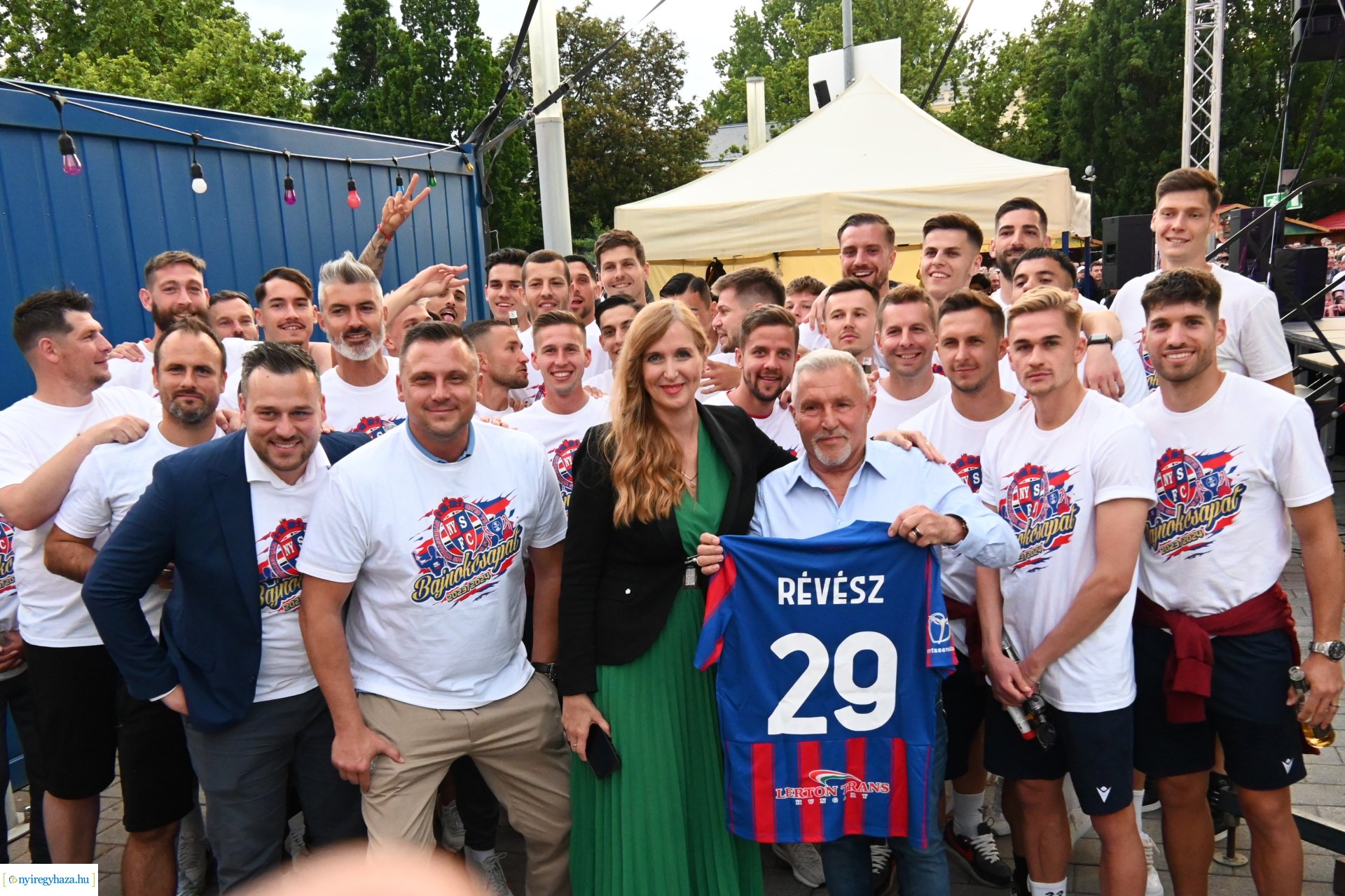 Bajnokavatás a Kossuth téren