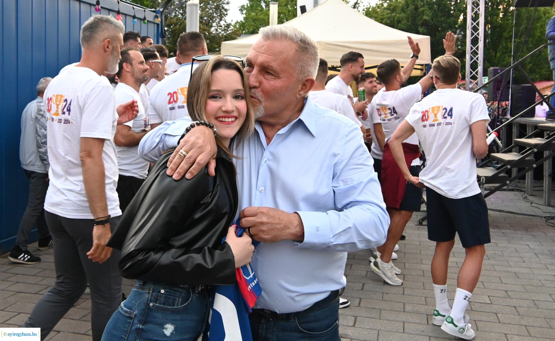 Bajnokavatás a Kossuth téren