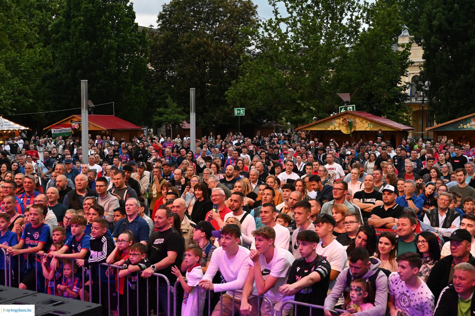 Bajnokavatás a Kossuth téren
