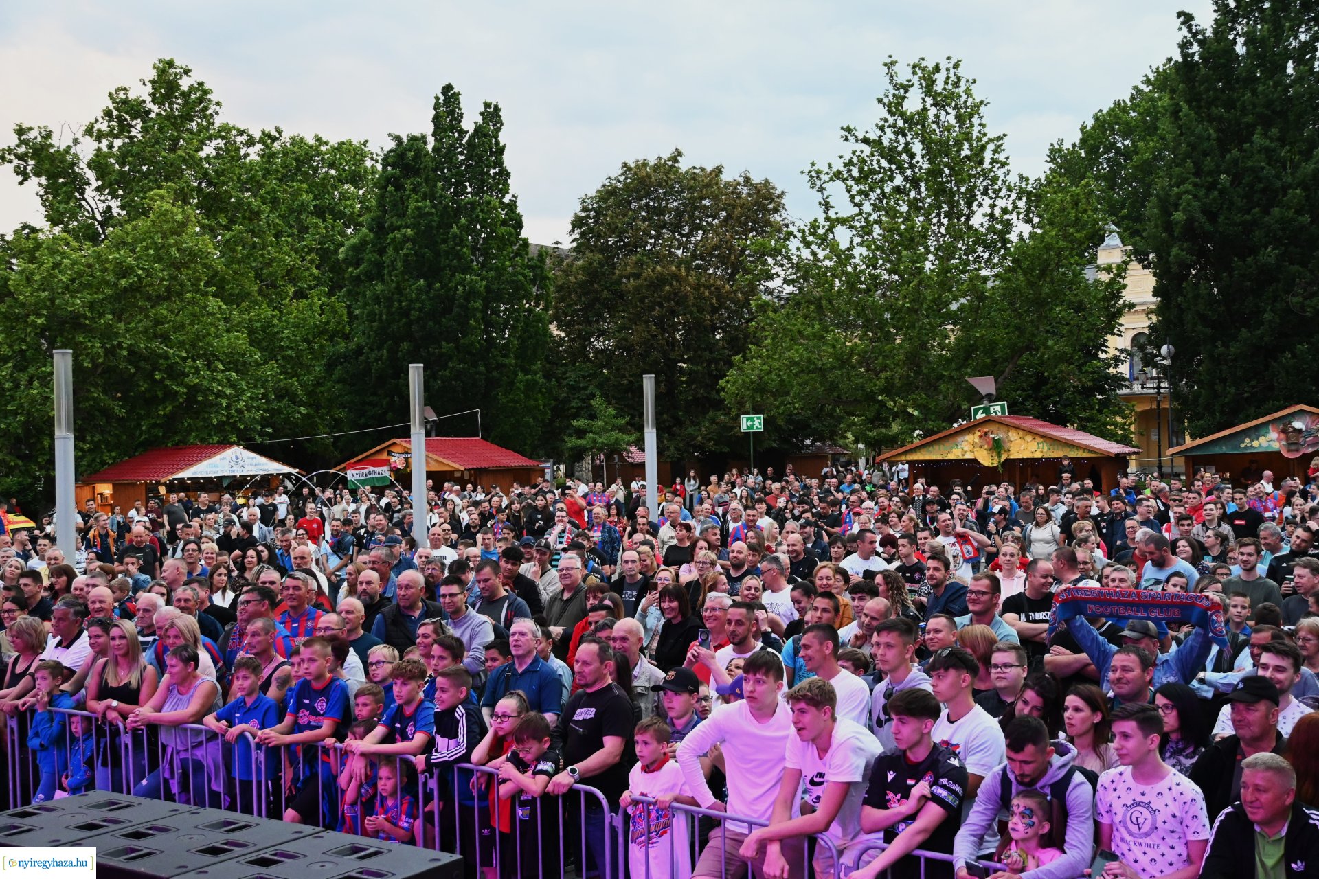 Bajnokavatás a Kossuth téren