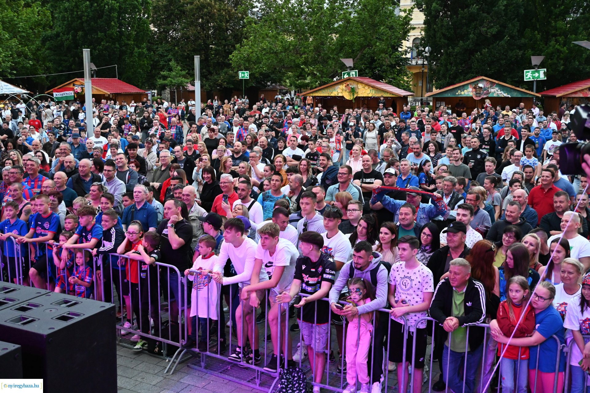Bajnokavatás a Kossuth téren