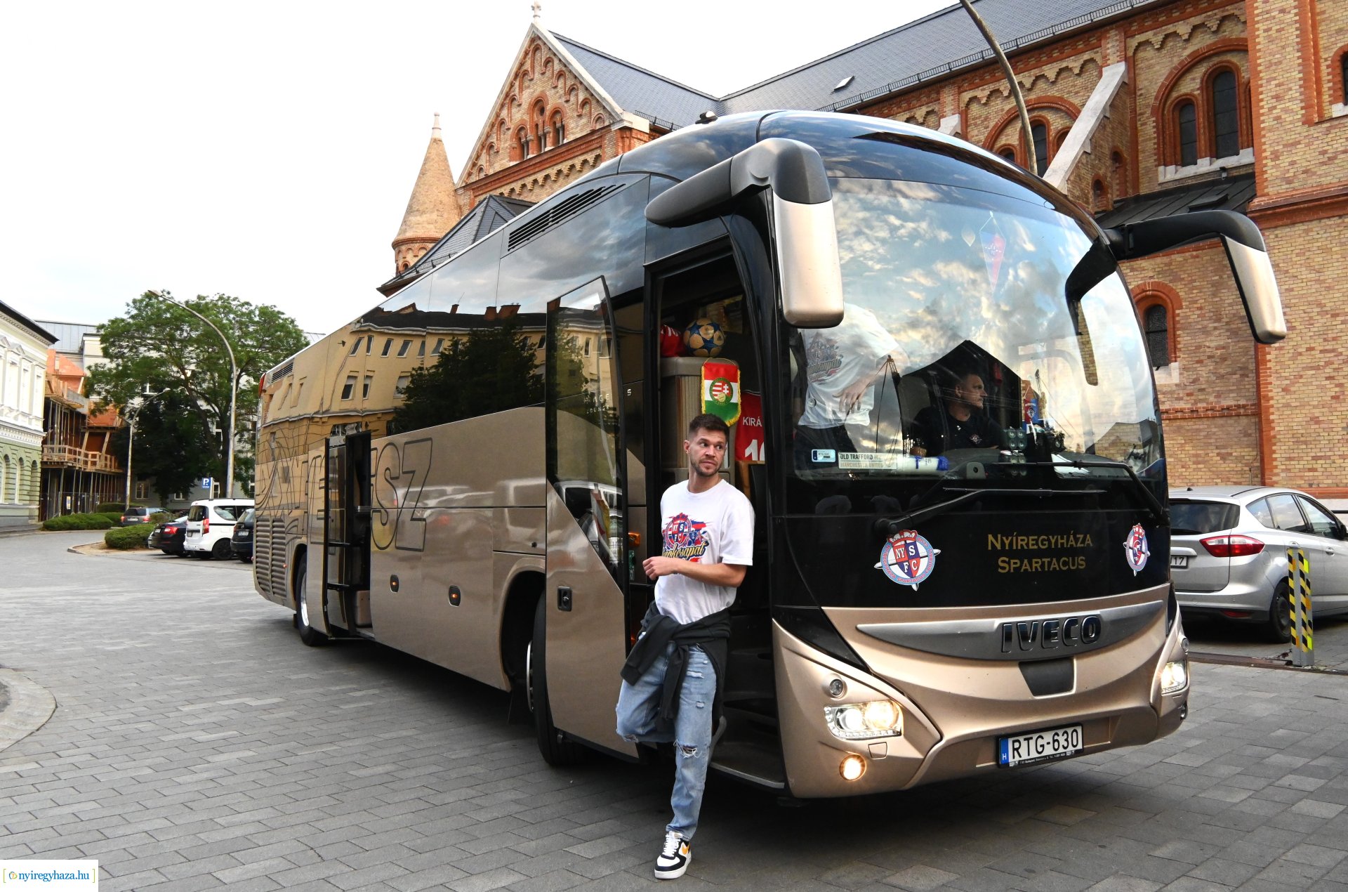 Bajnokavatás a Kossuth téren