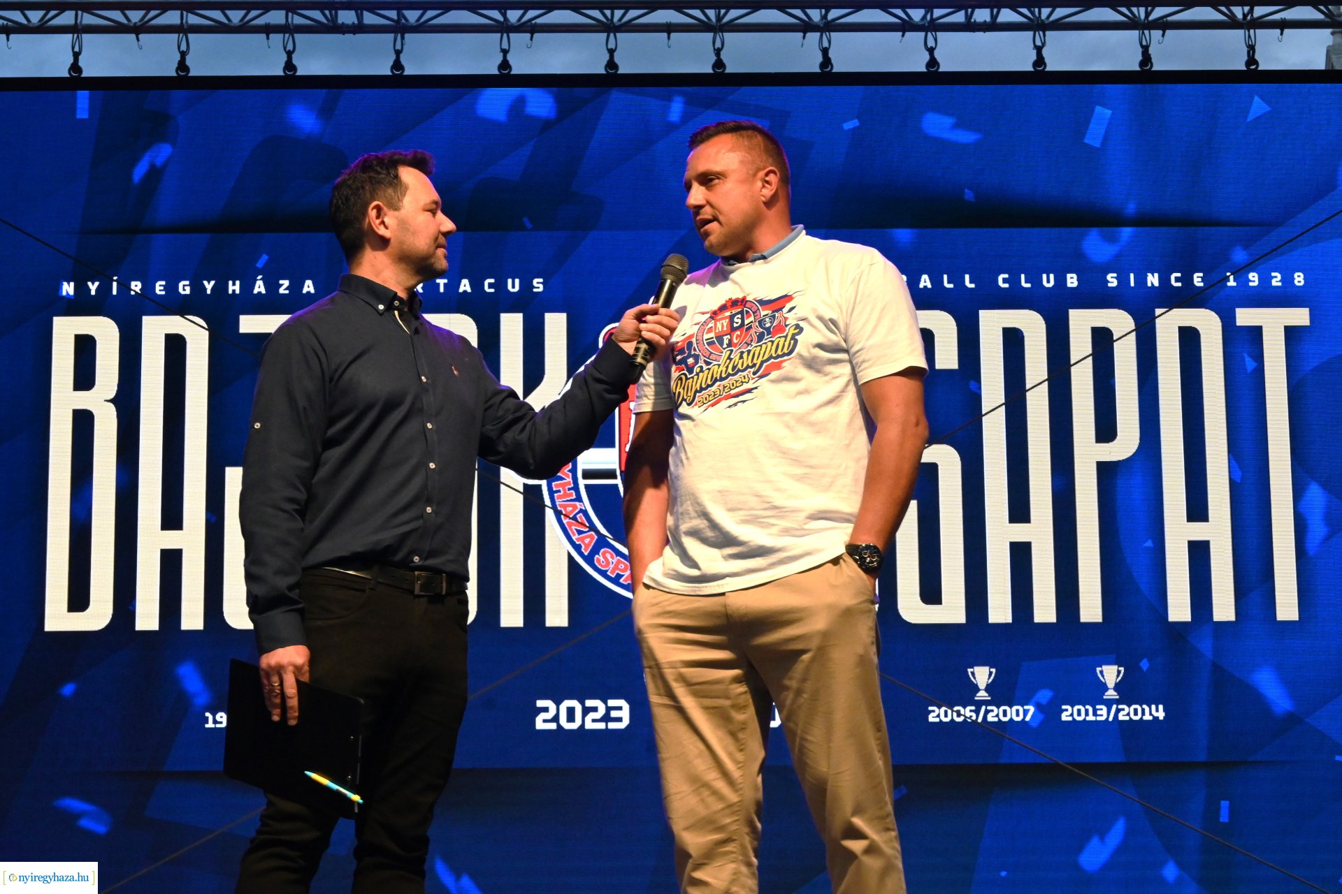 Bajnokavatás a Kossuth téren