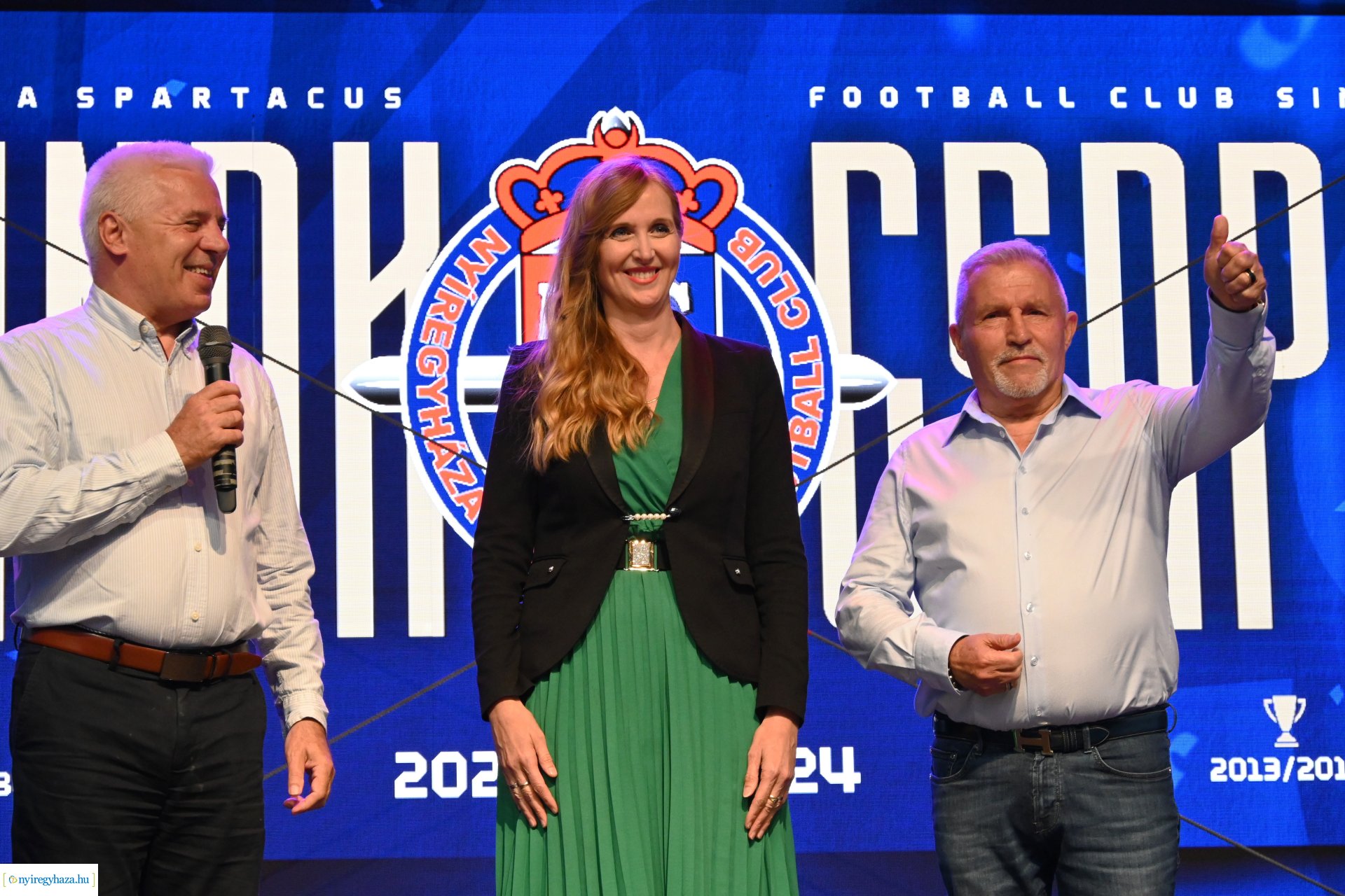 Bajnokavatás a Kossuth téren