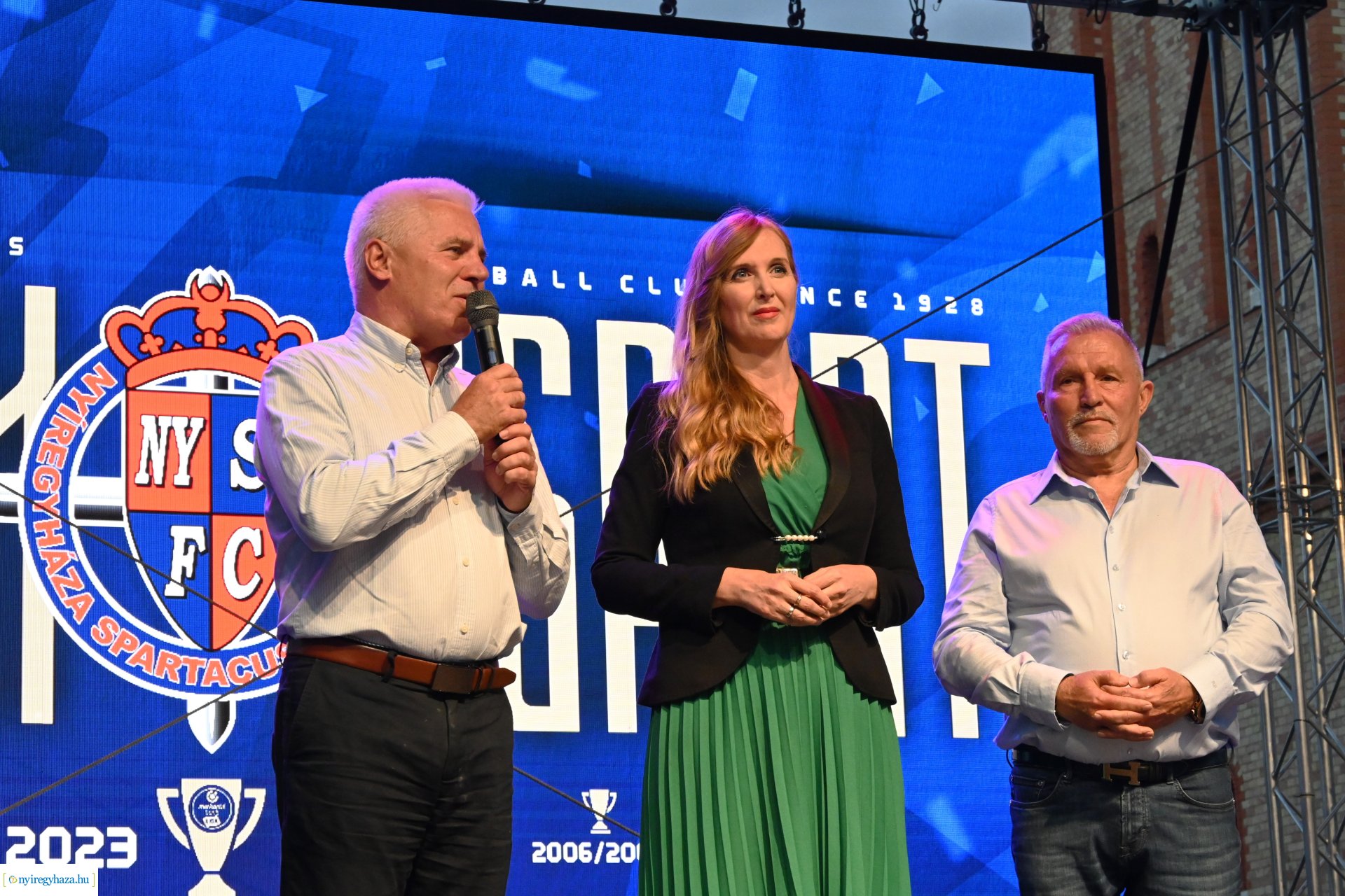 Bajnokavatás a Kossuth téren