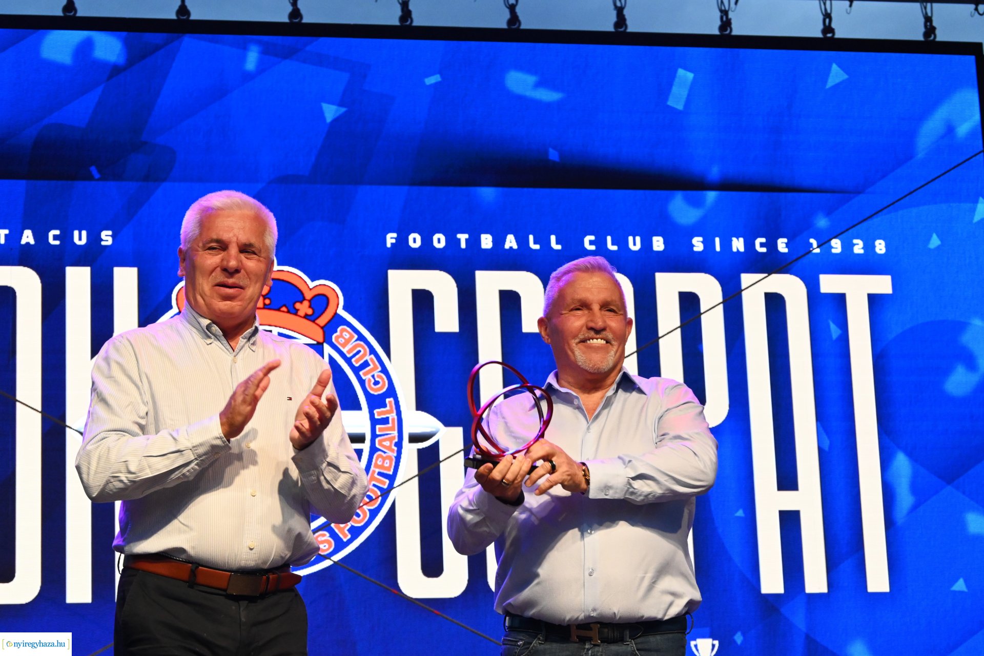 Bajnokavatás a Kossuth téren