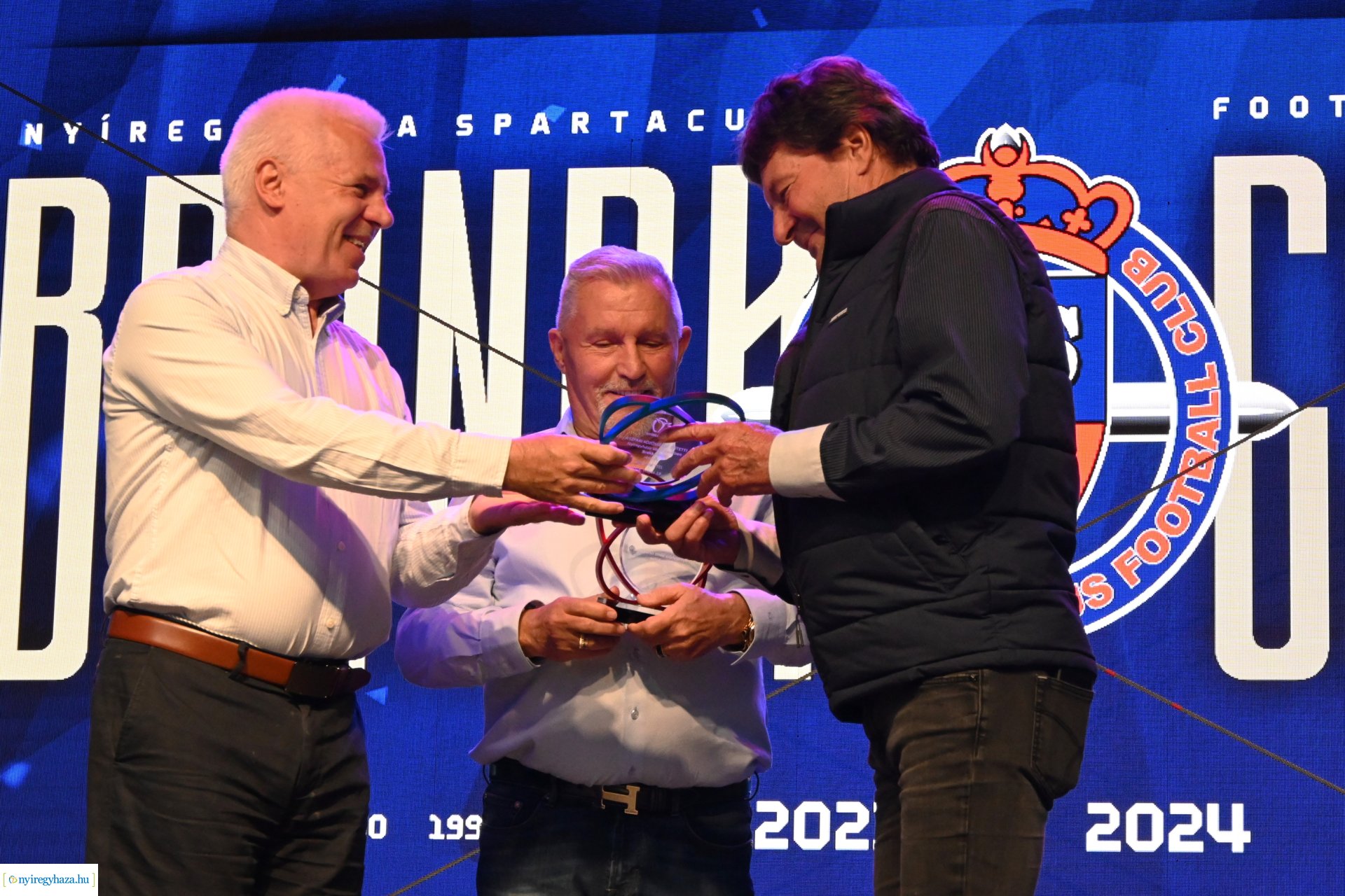 Bajnokavatás a Kossuth téren