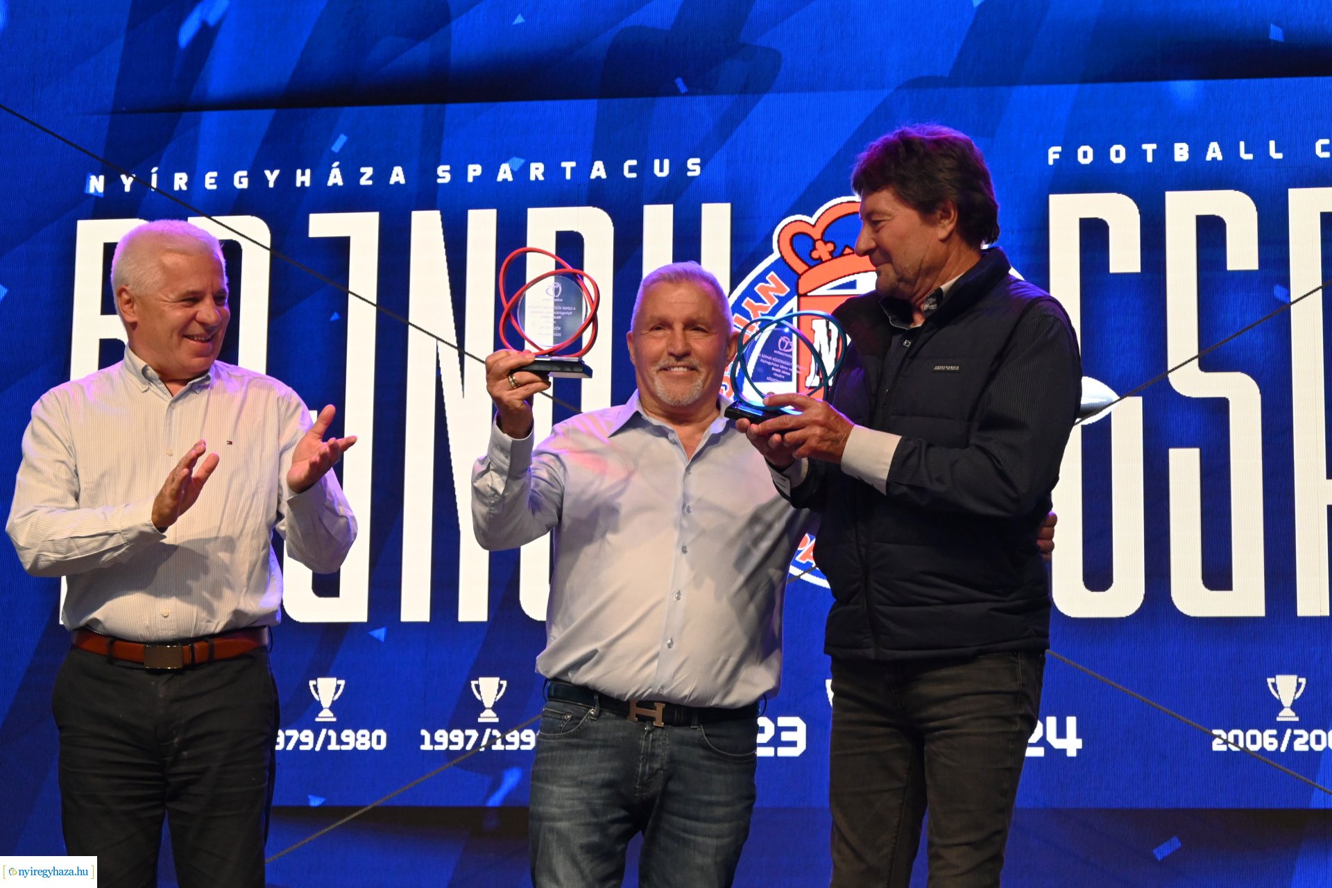 Bajnokavatás a Kossuth téren