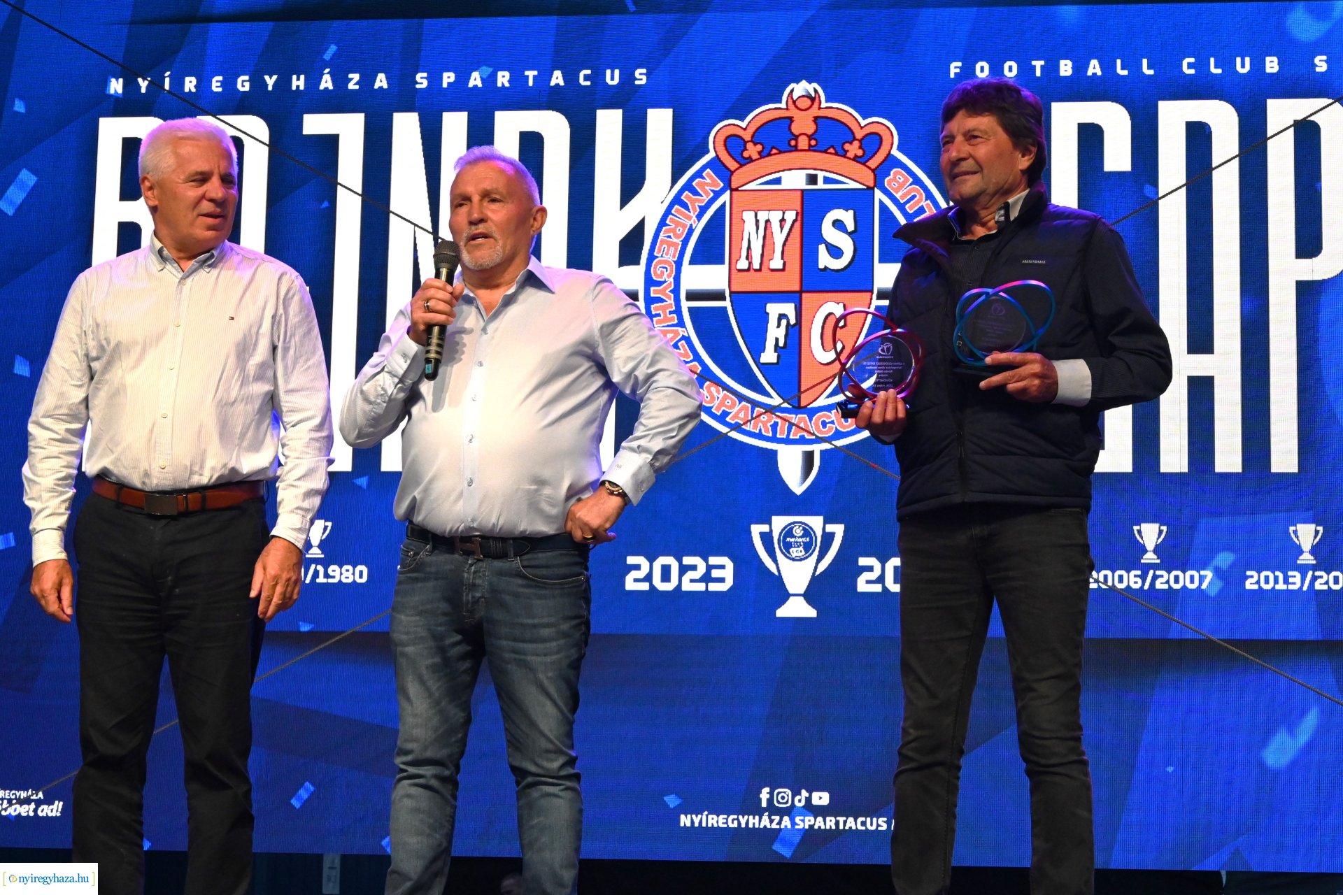 Bajnokavatás a Kossuth téren