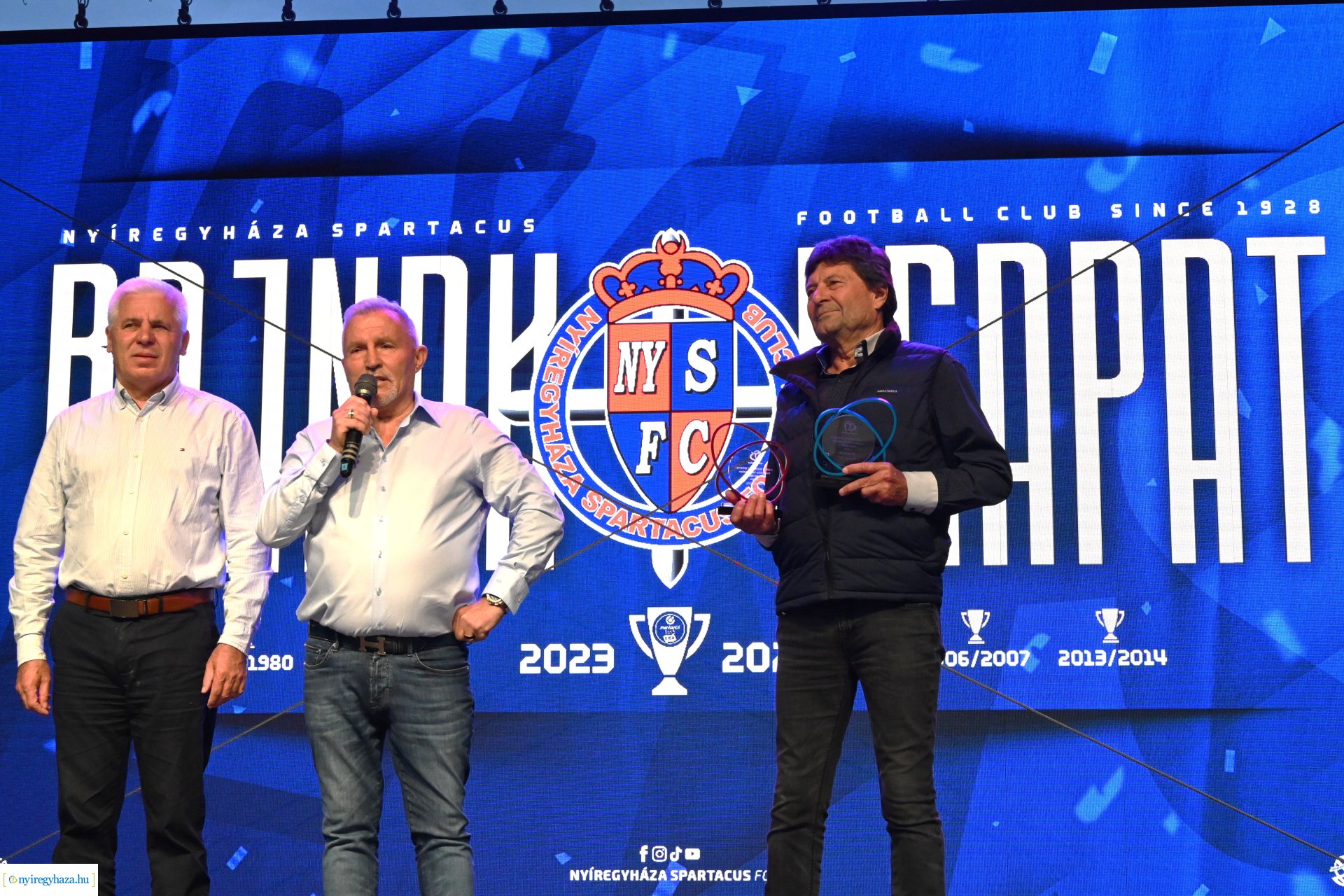 Bajnokavatás a Kossuth téren