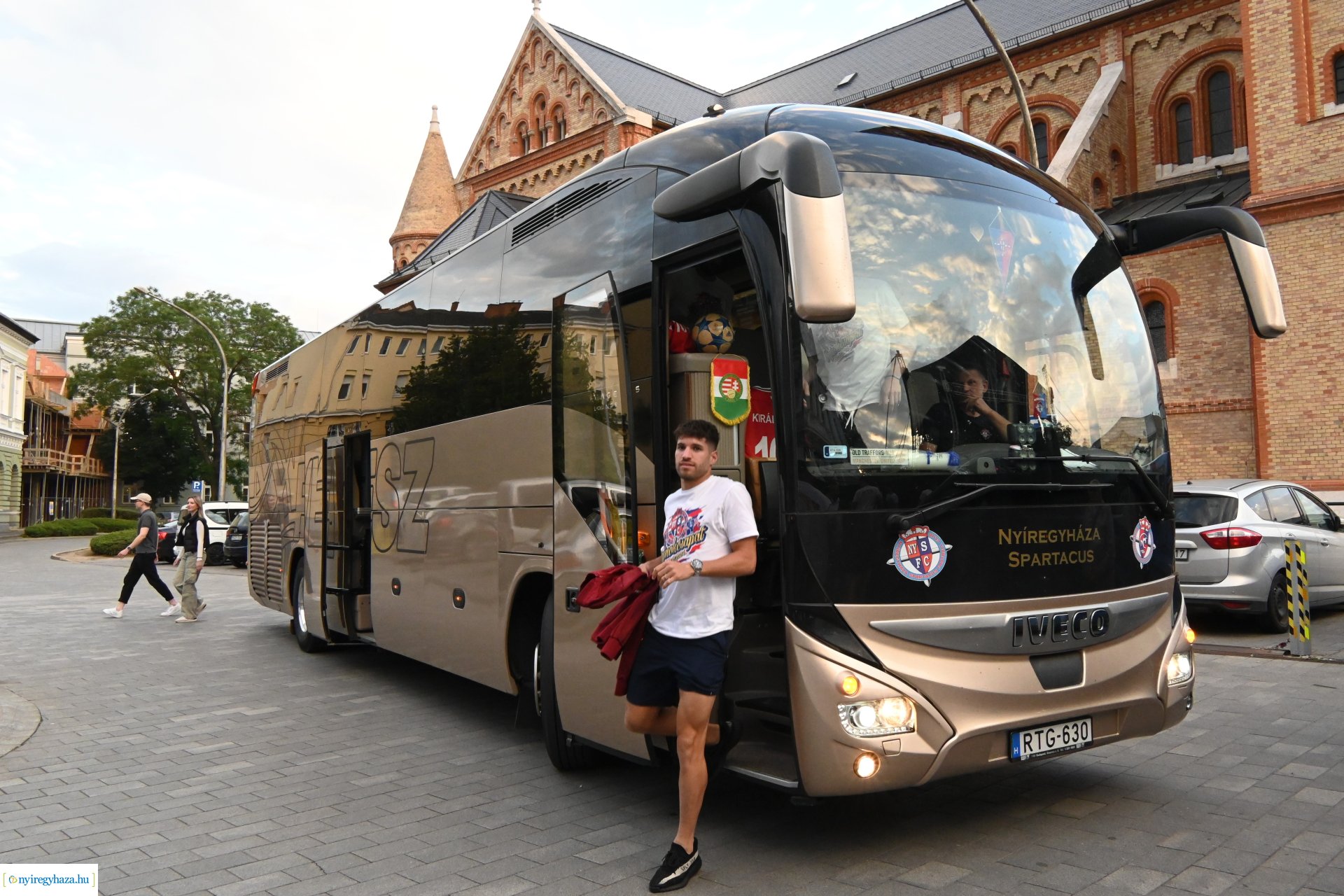 Bajnokavatás a Kossuth téren