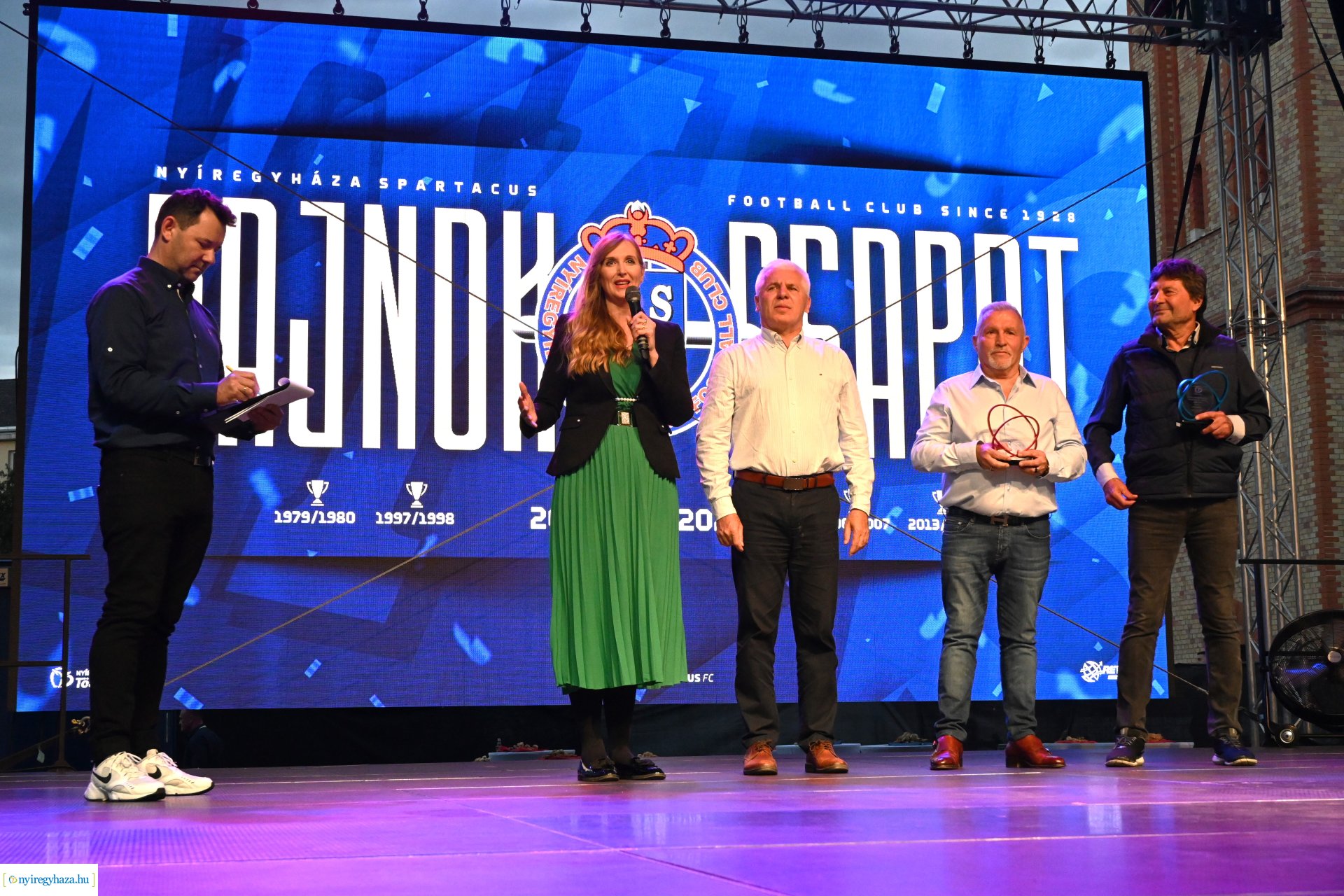 Bajnokavatás a Kossuth téren