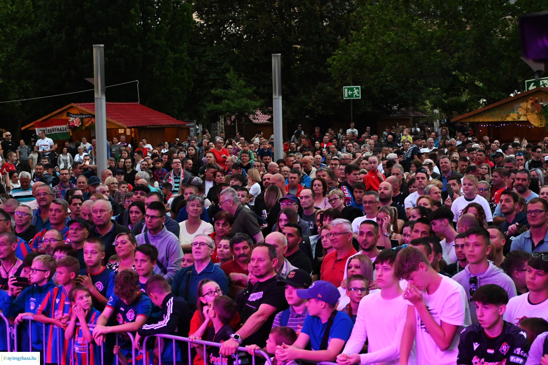 Bajnokavatás a Kossuth téren